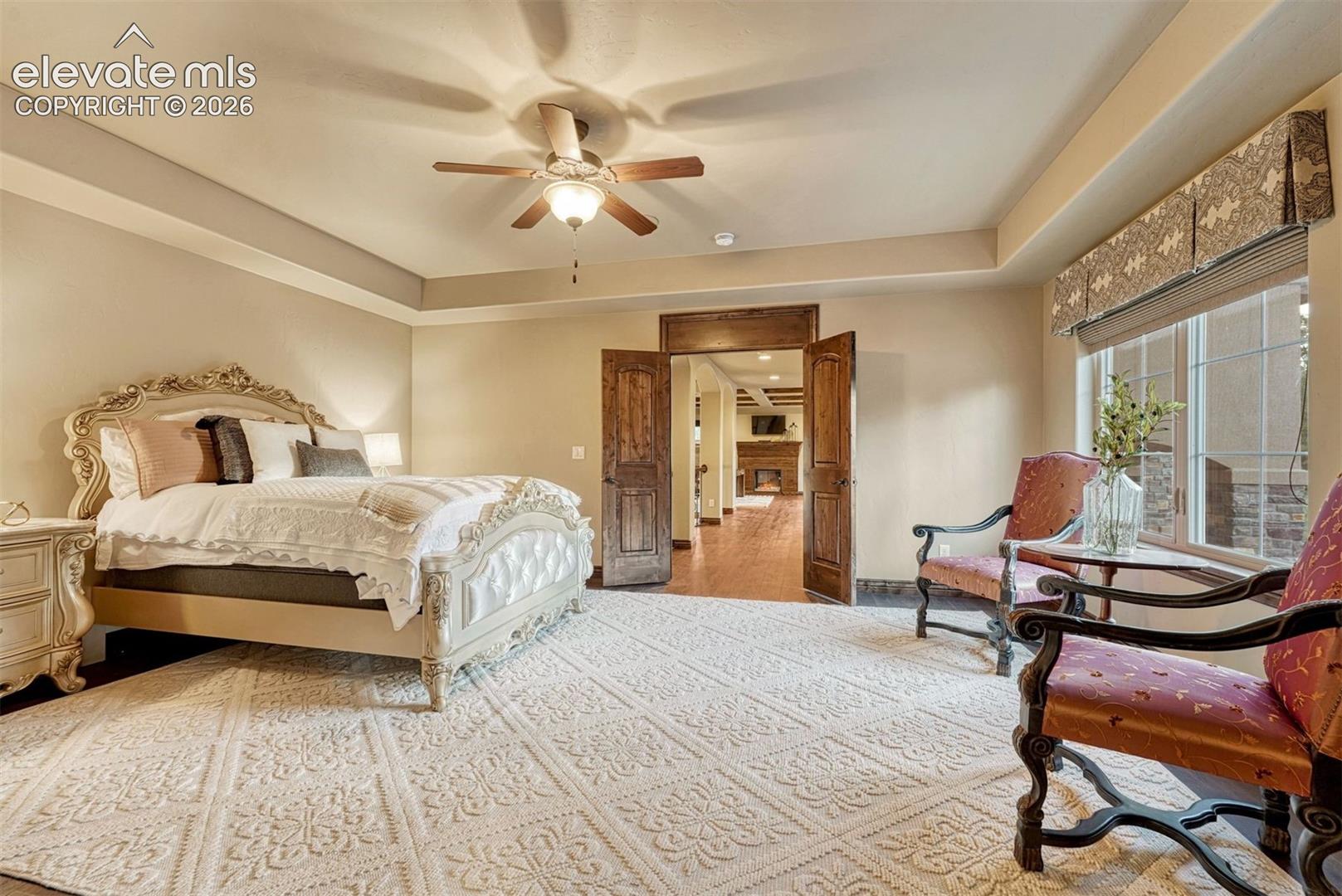 Tray ceiling with an overhead fan