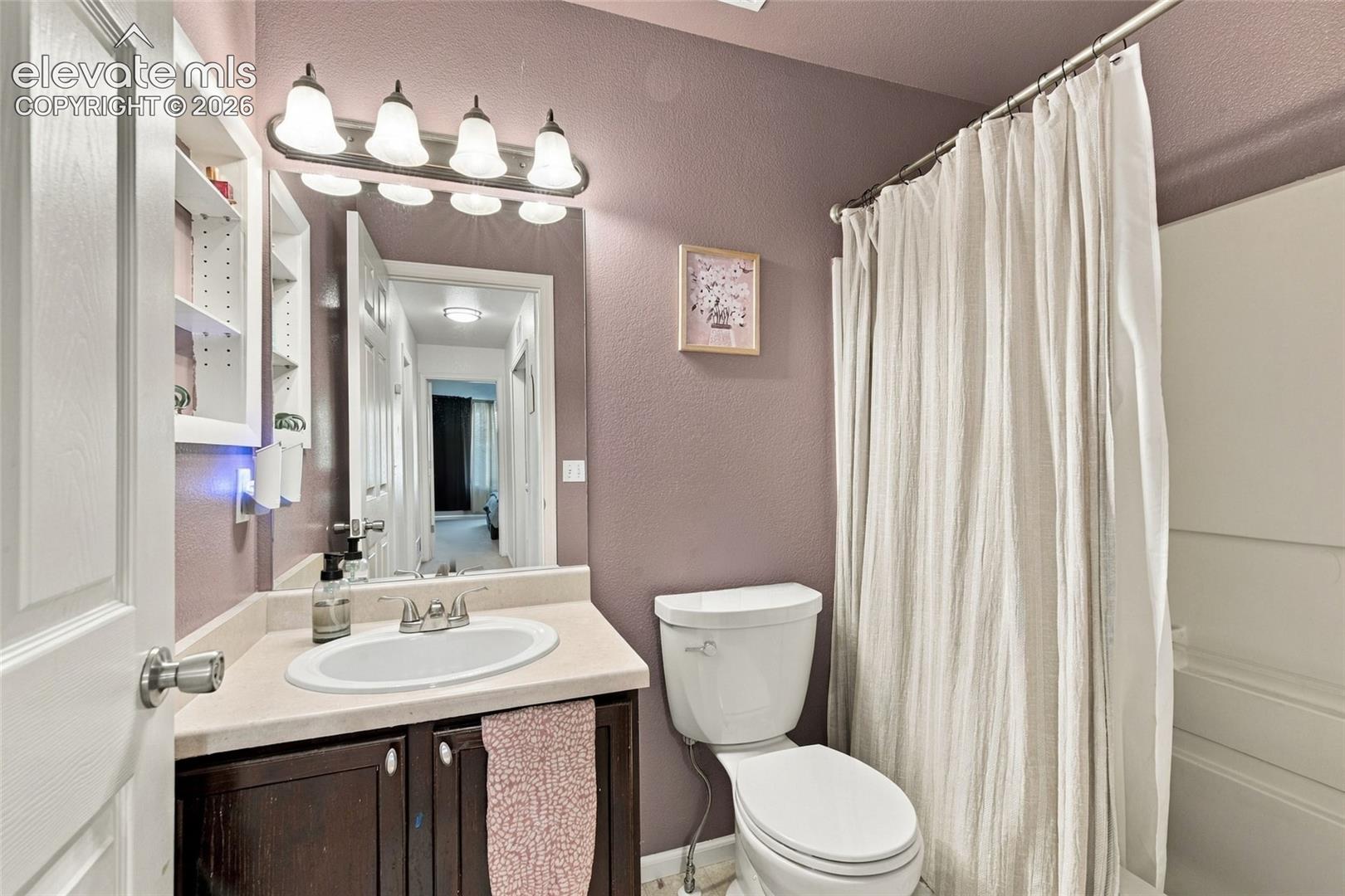 Full bathroom w/ shower/ tub combo