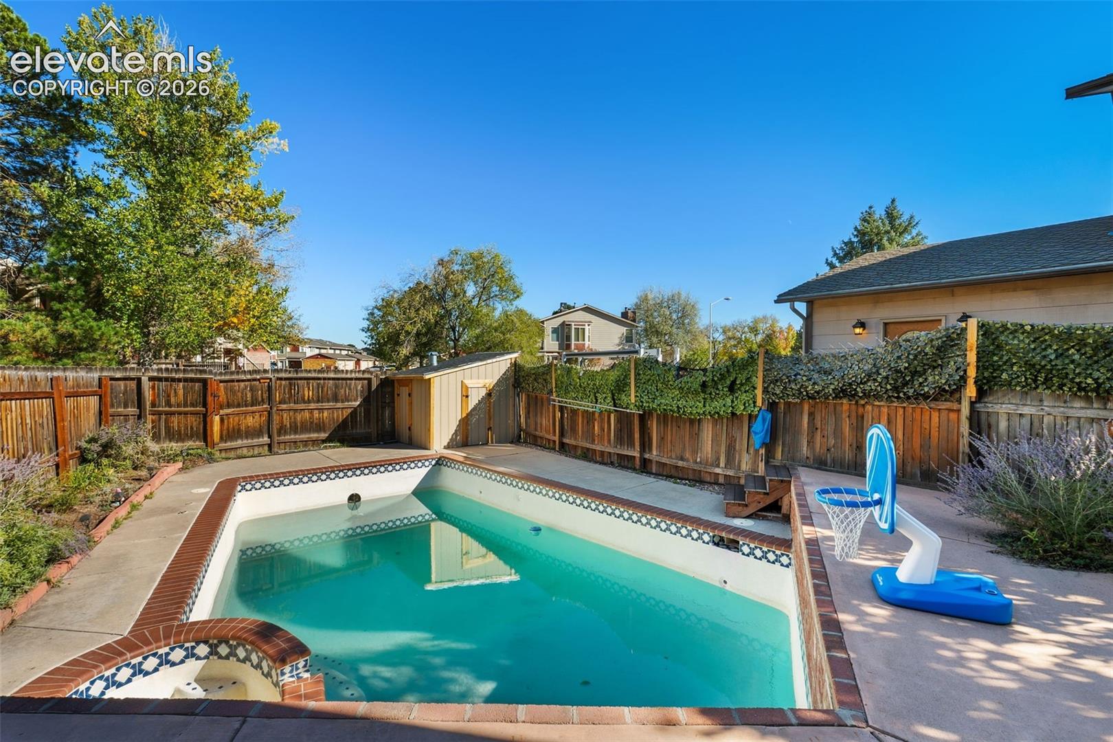 Heated in ground pool and hottub!!