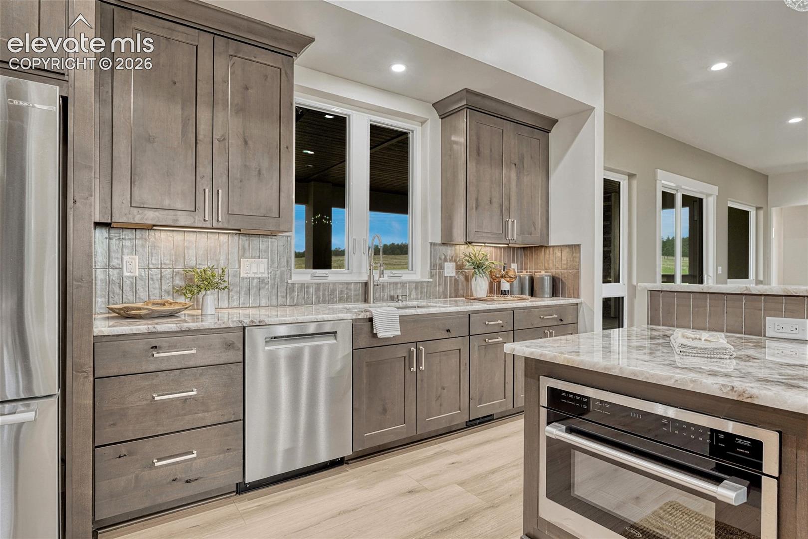 ...walk-in pantry, Bosch appliances...
