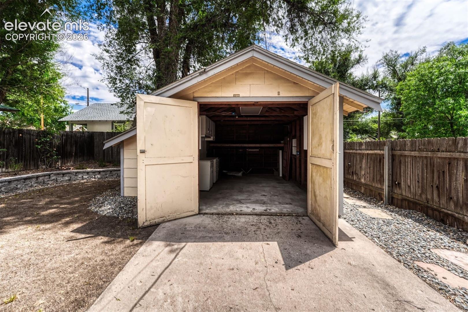 1 car garage has electricity and storage