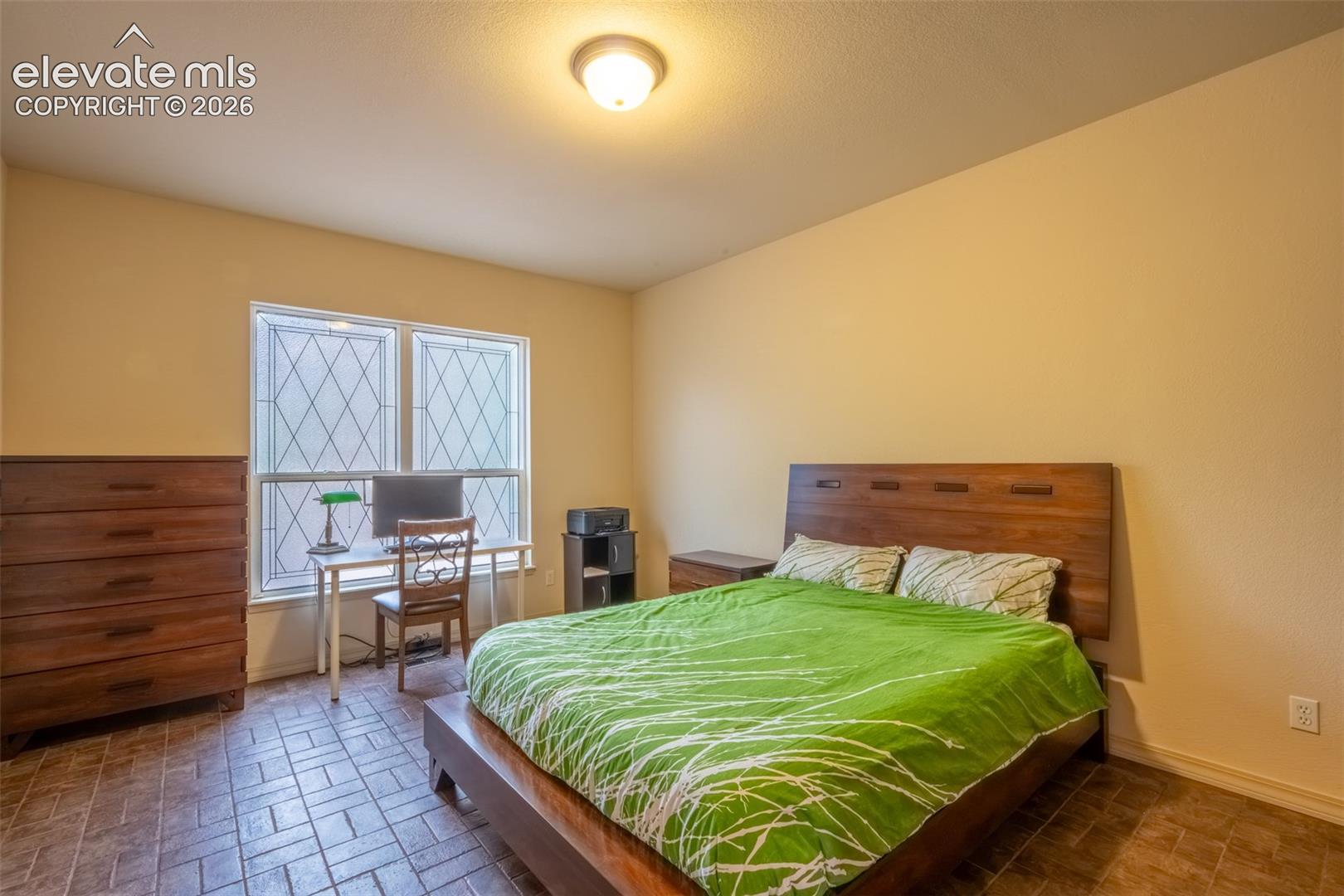 Flex/office/non-conforming bedroom - main floor