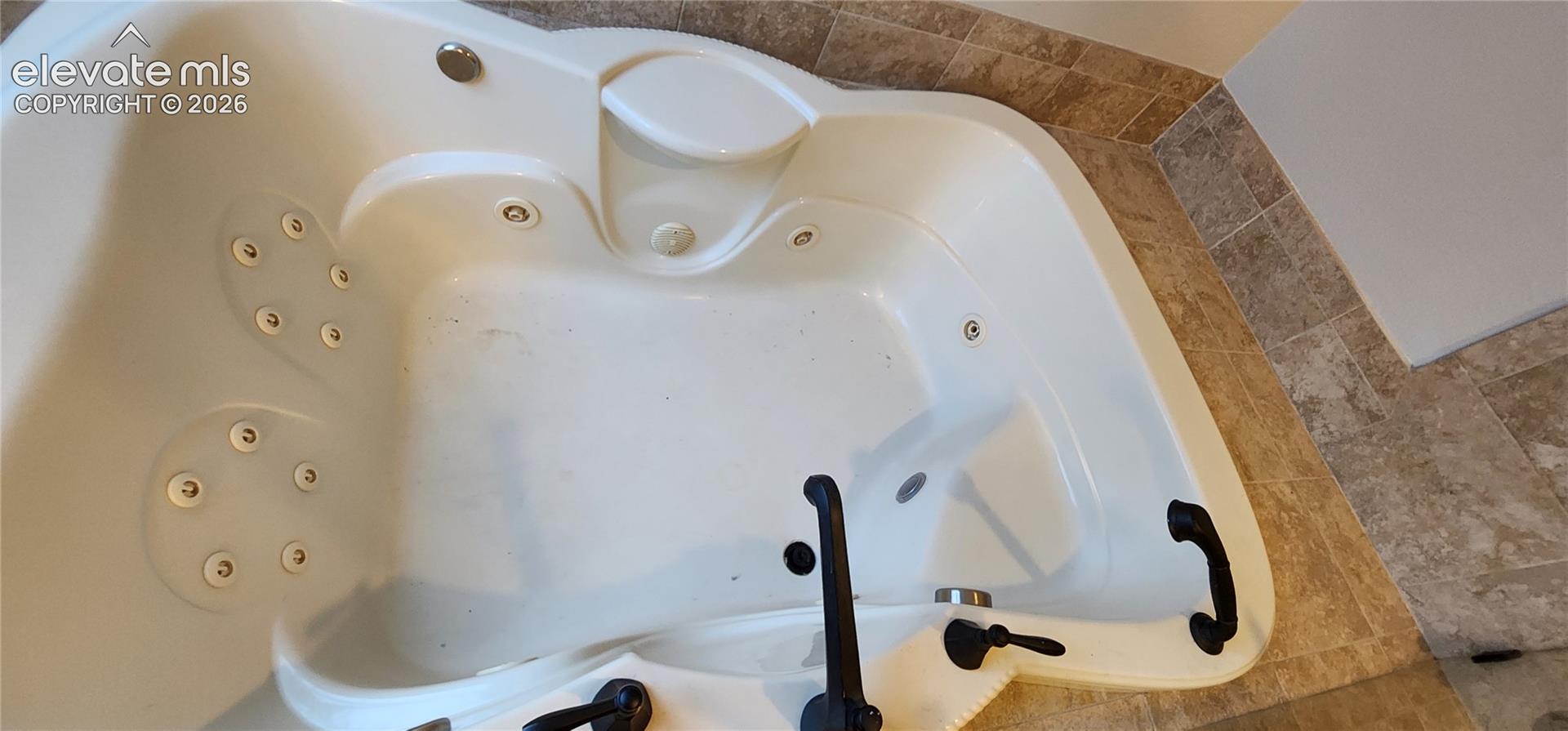 Master Bathroom Bathtub B