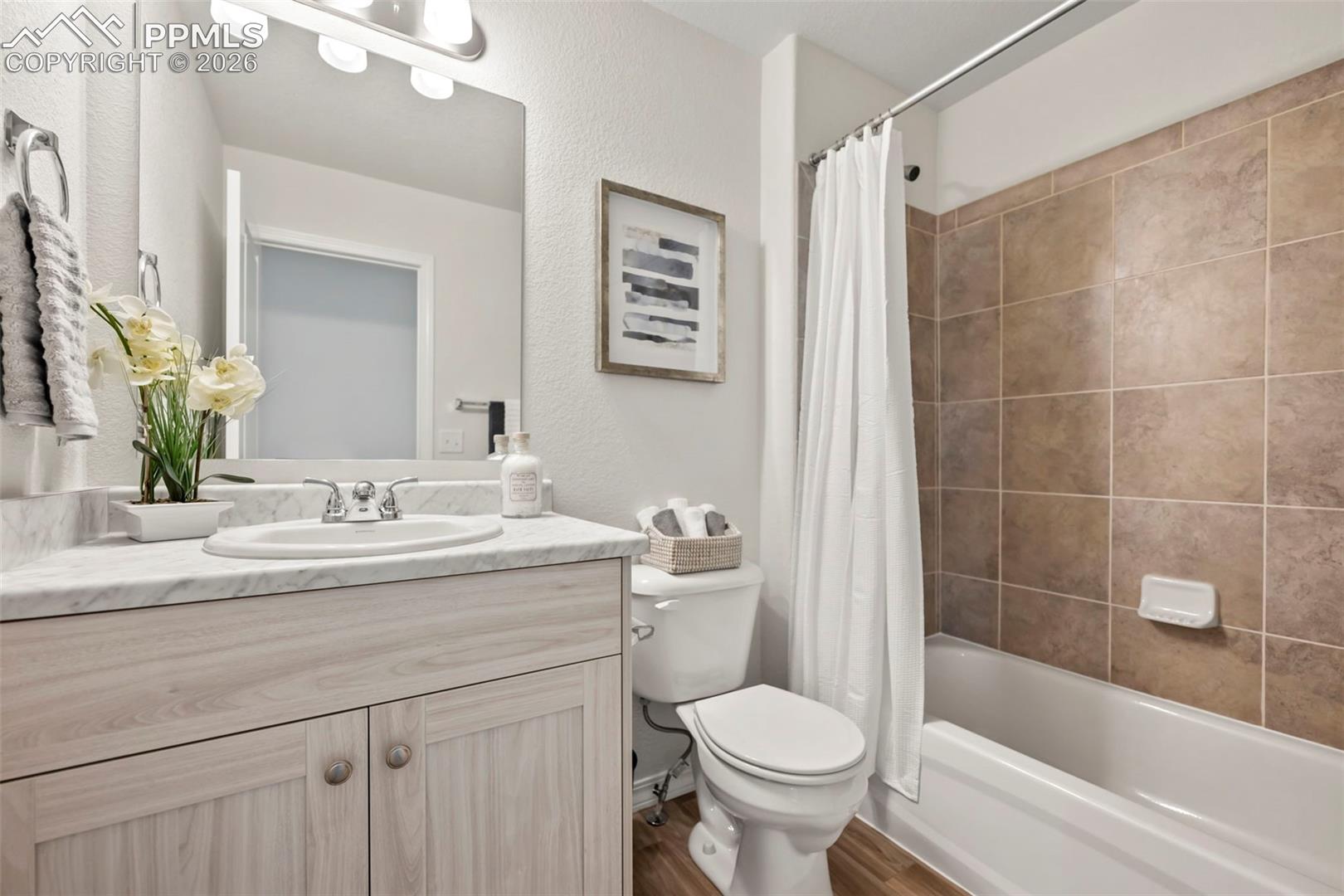 UPPER LEVEL HALL FULL BATH