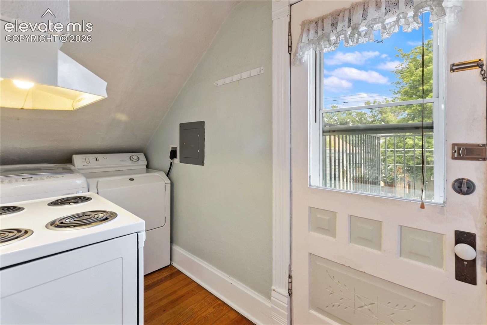 Apartment kitchen and full size laundry
