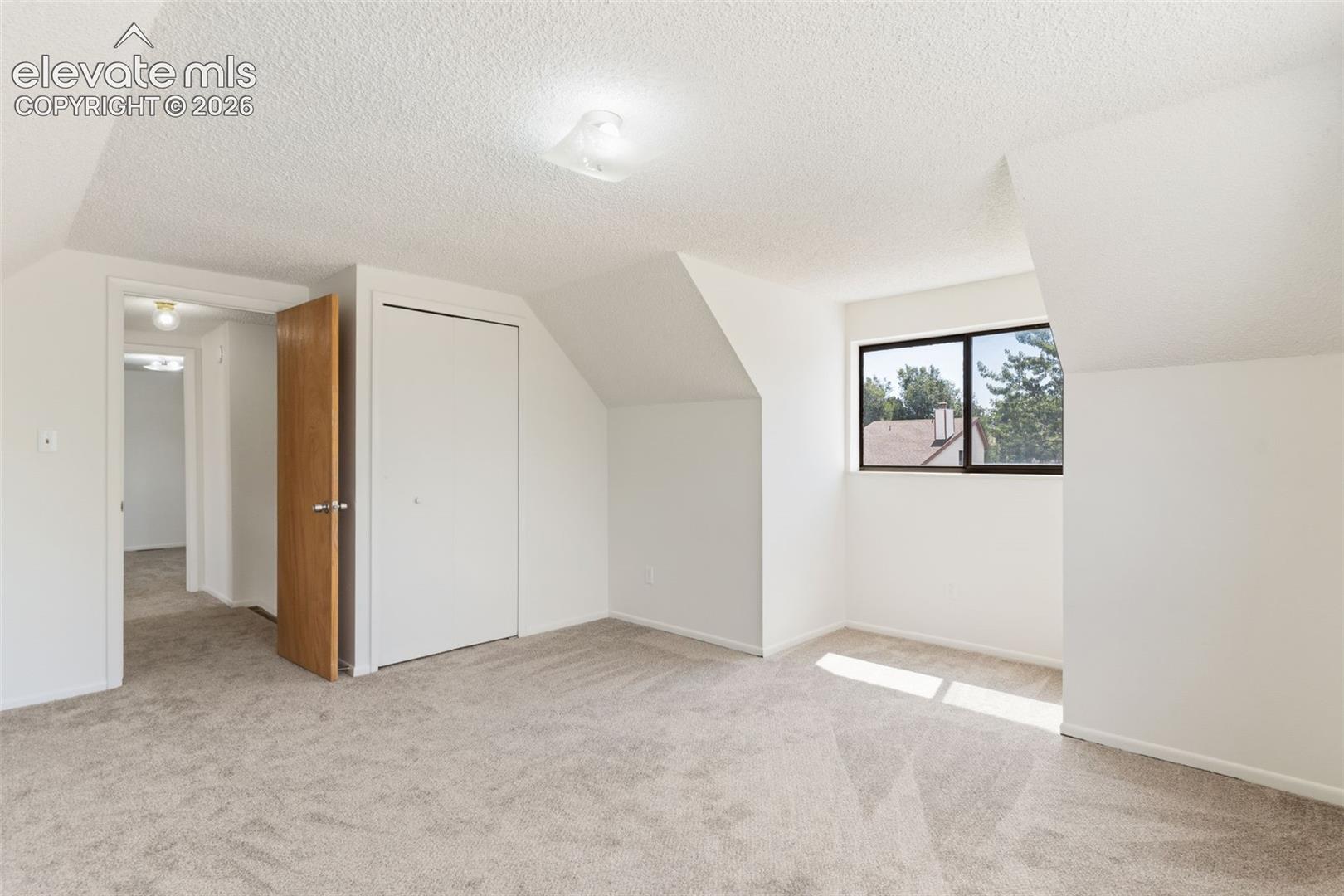 Spacious 15'x15' upstairs bedroom w/ nook area