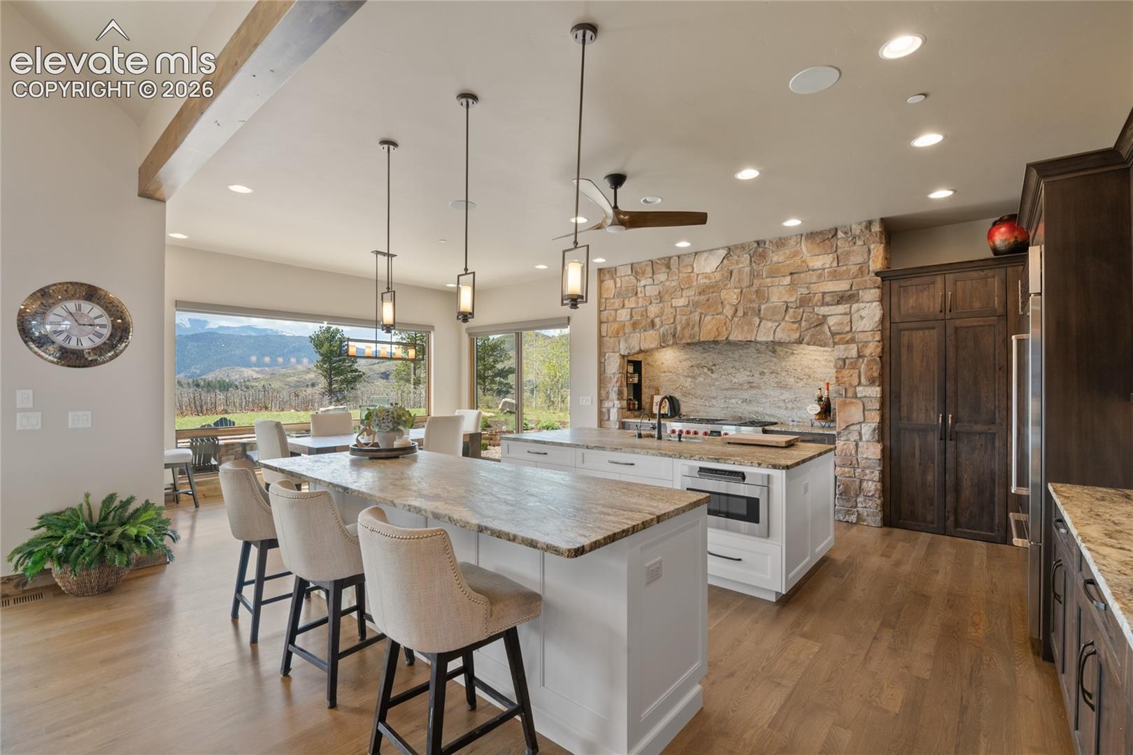Cook with a view. Dine with a view. Pour the wine with a view.
Chef's kitchen meets mountain panorama. This is everyday luxury.