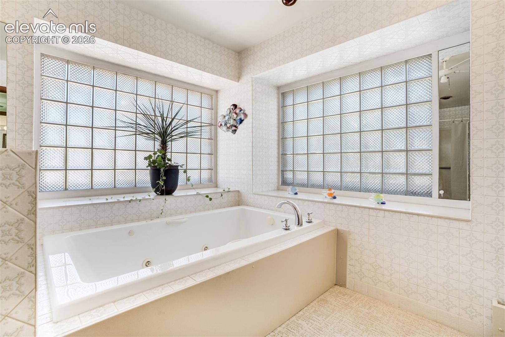 Jetted tub to give total relaxation.