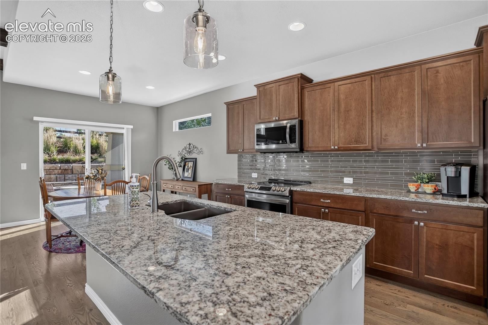 SS appliances & tile backsplash