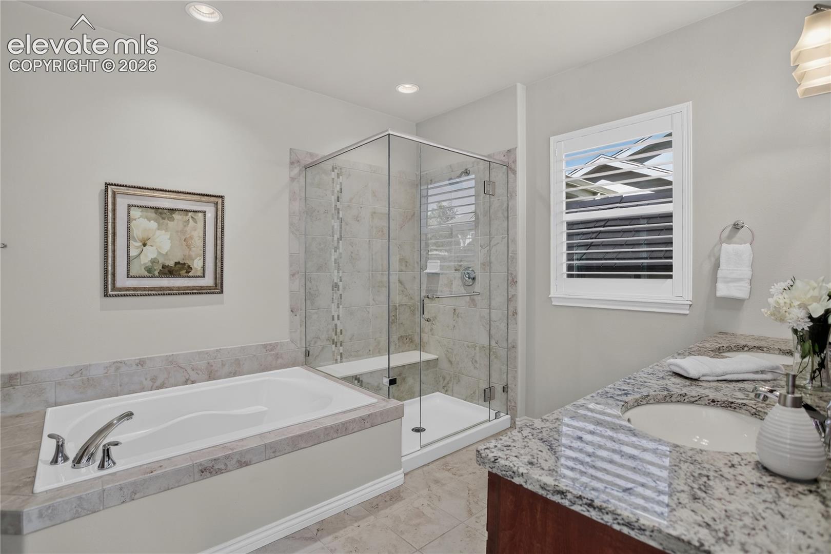 5-piece bath w/ large soaking tub
