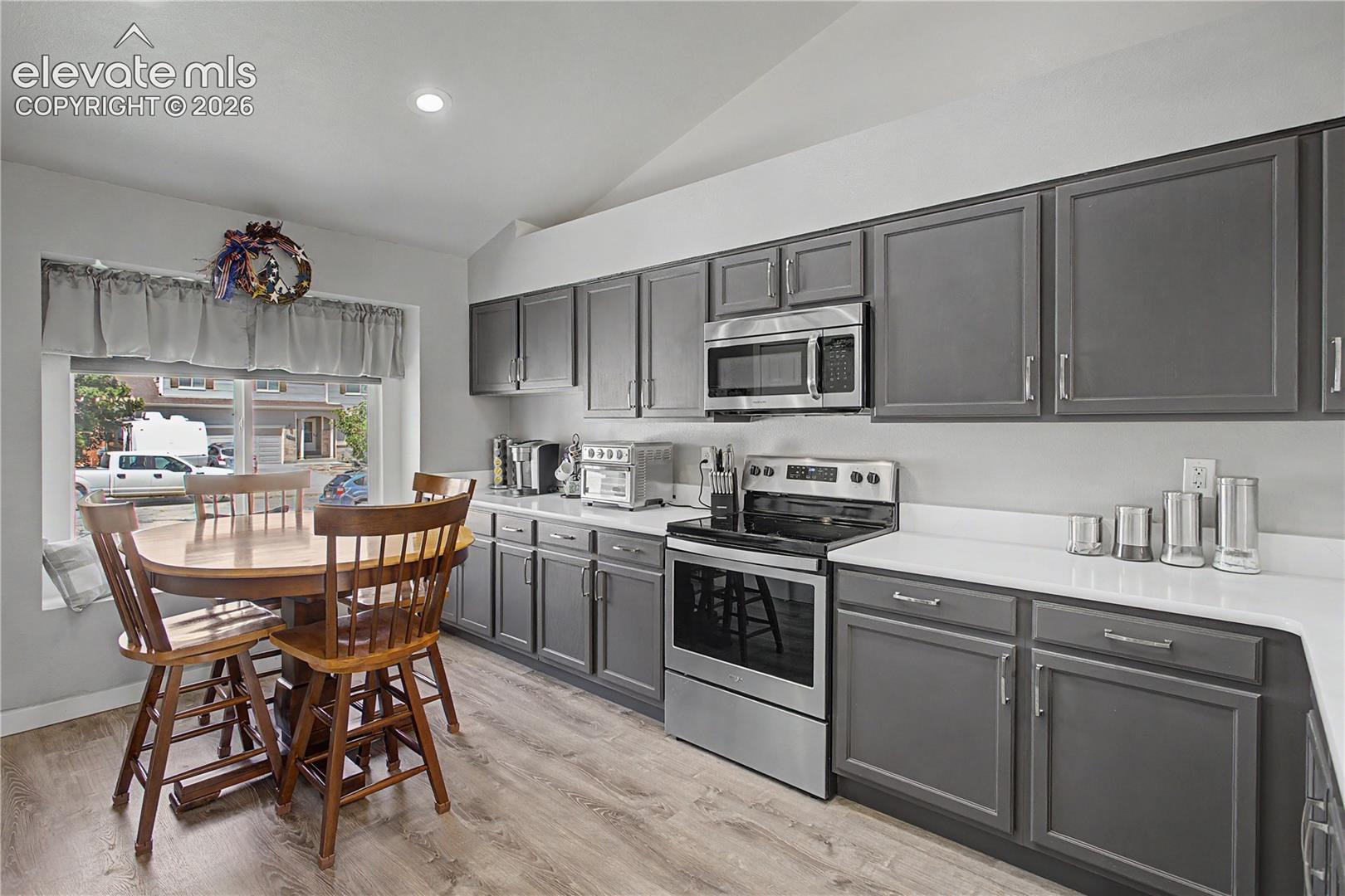 Quartz countertops & eatin area