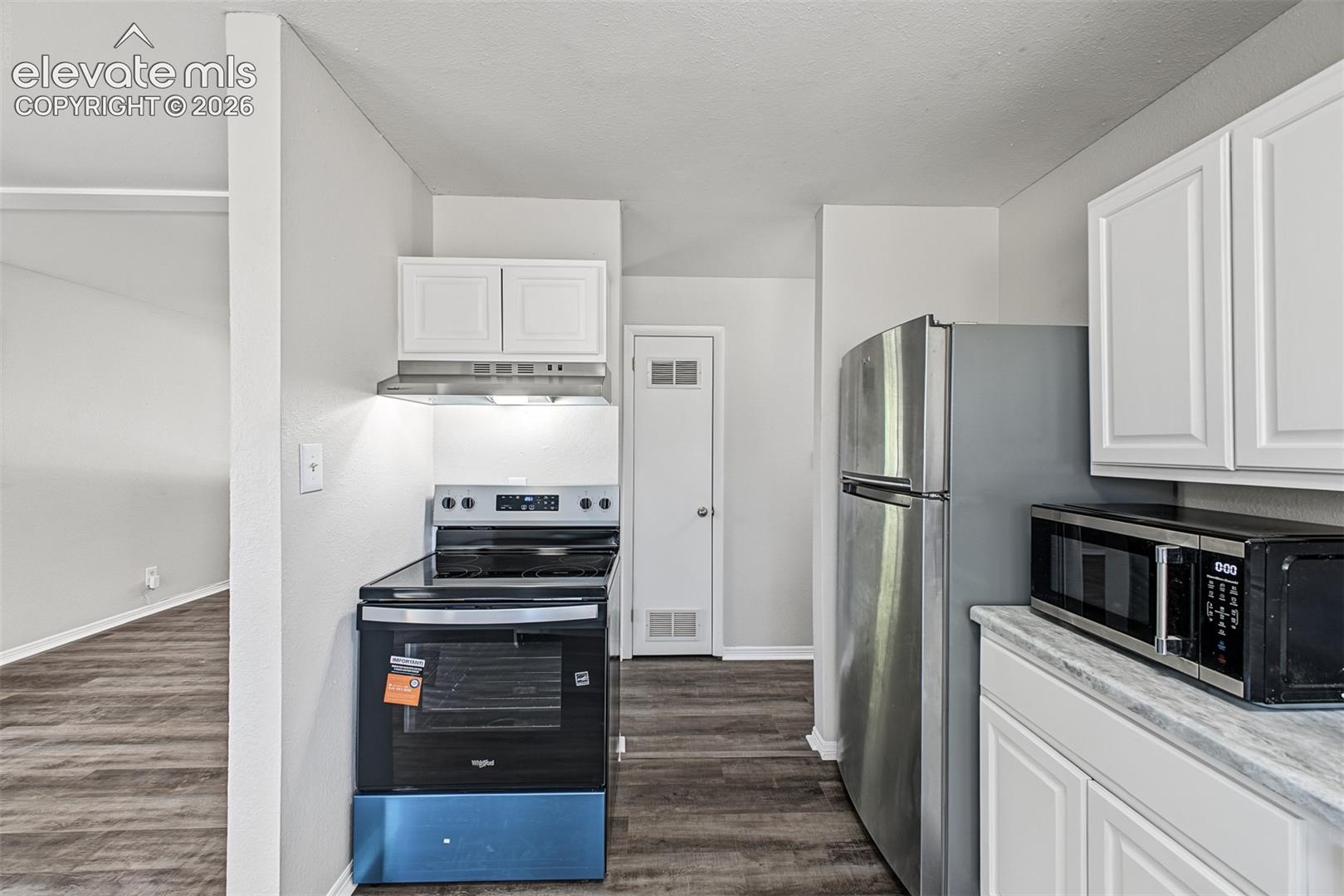 Updated Kitchen w/ New Stove