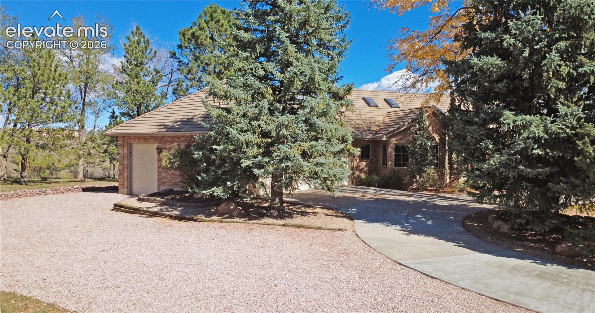Home offers three bay garage as well as an RV bay with a 10x10.5 door.