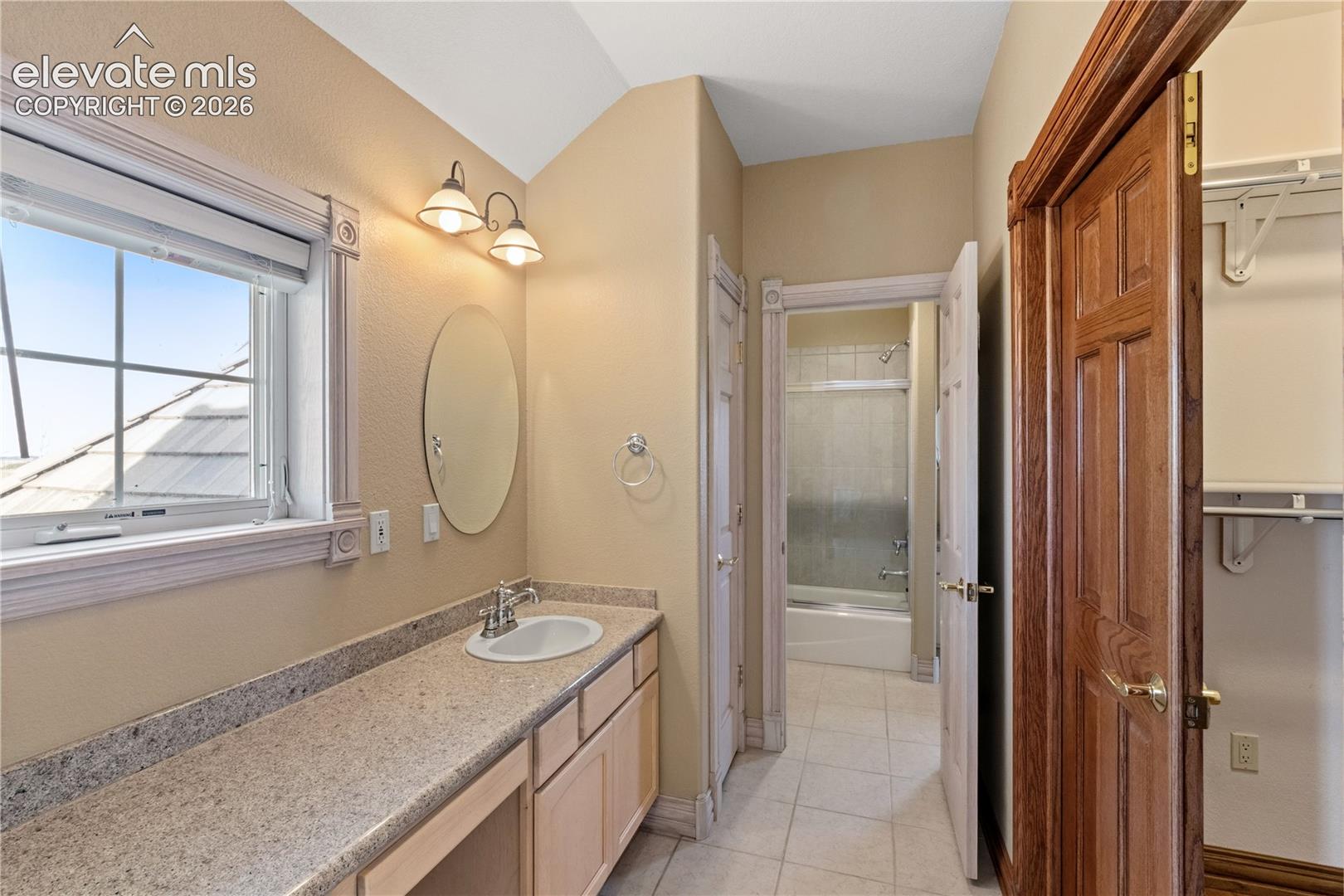 Upstairs bath, connecting both bedrooms