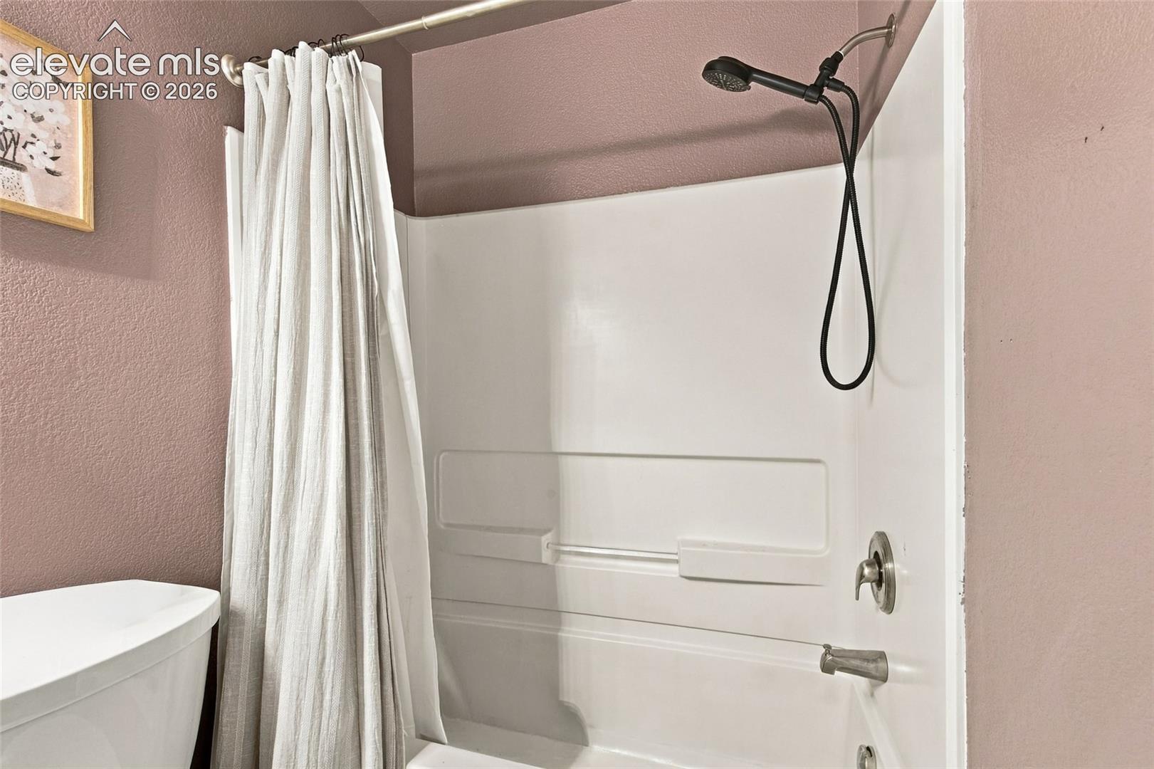 Full bathroom w/ shower/ tub combo