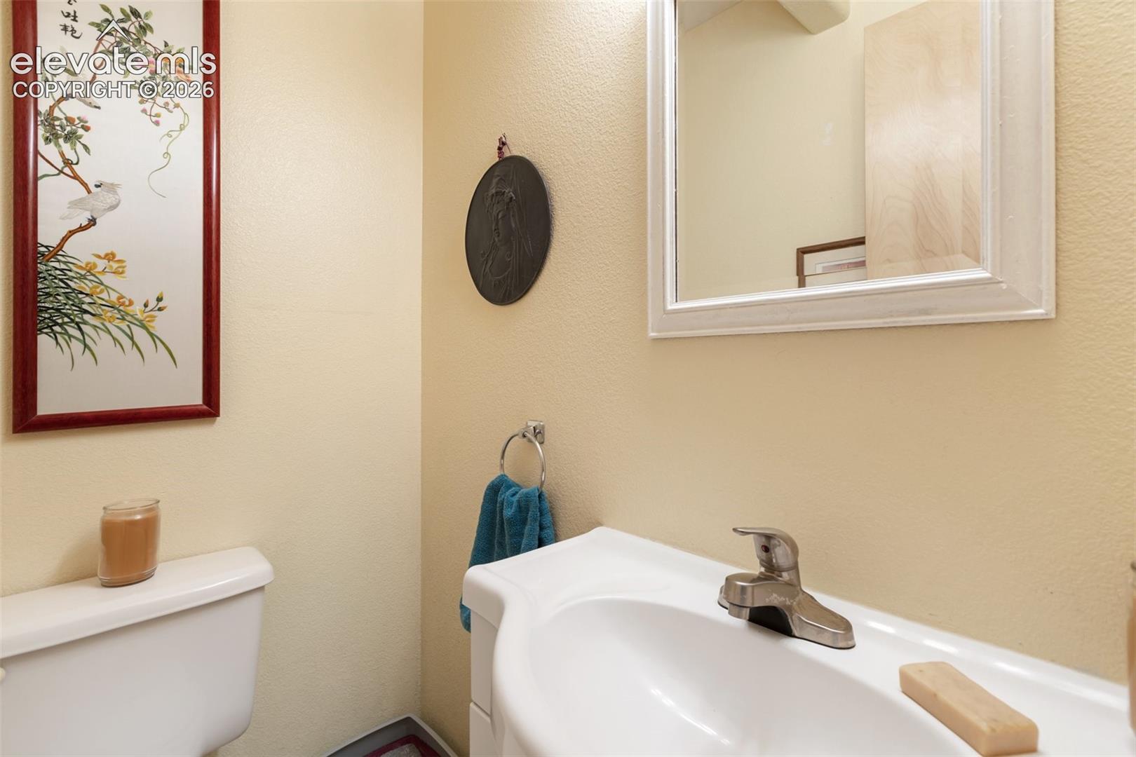 Main level 1/2 bath