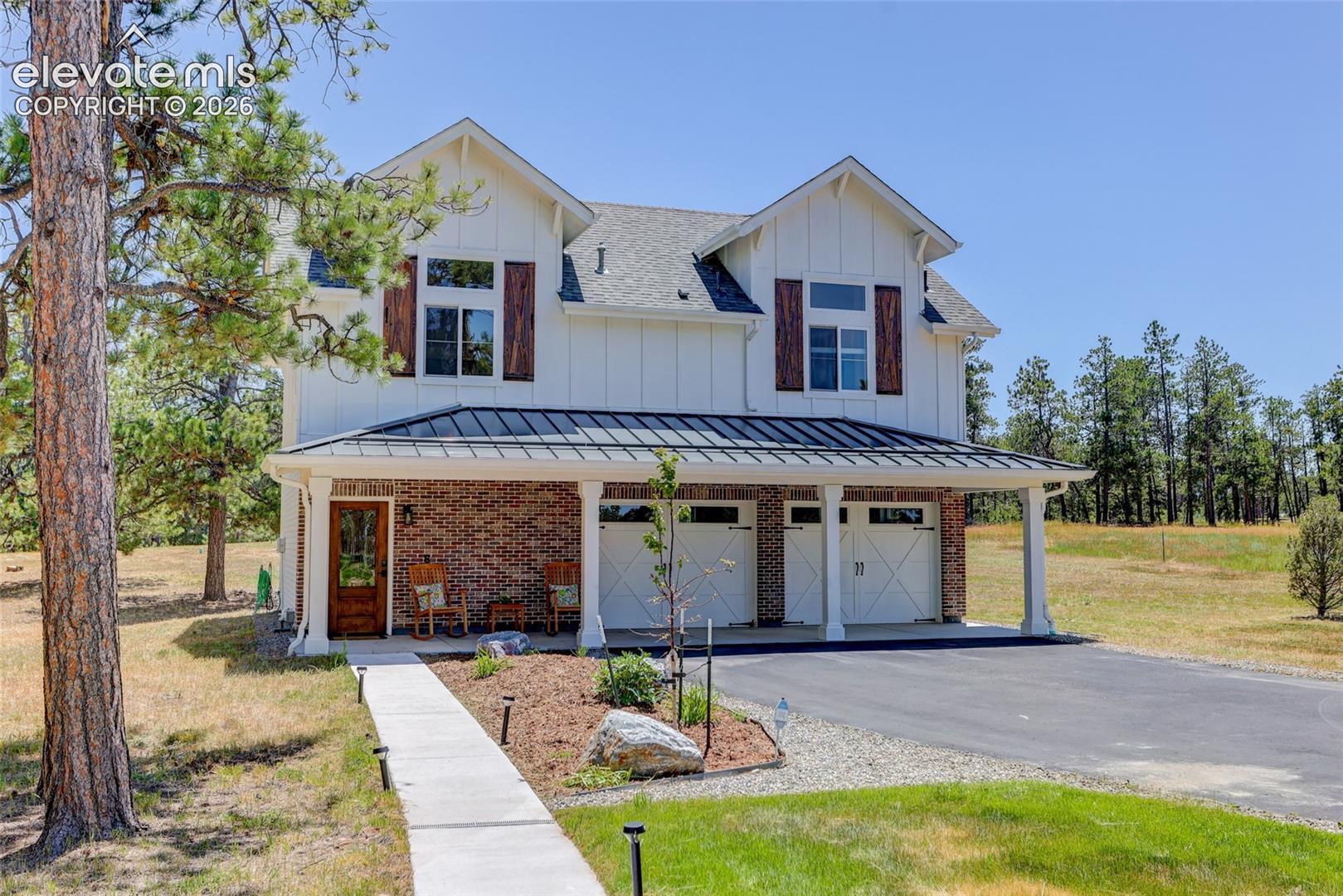 Detached guest house w/ 2-car garage