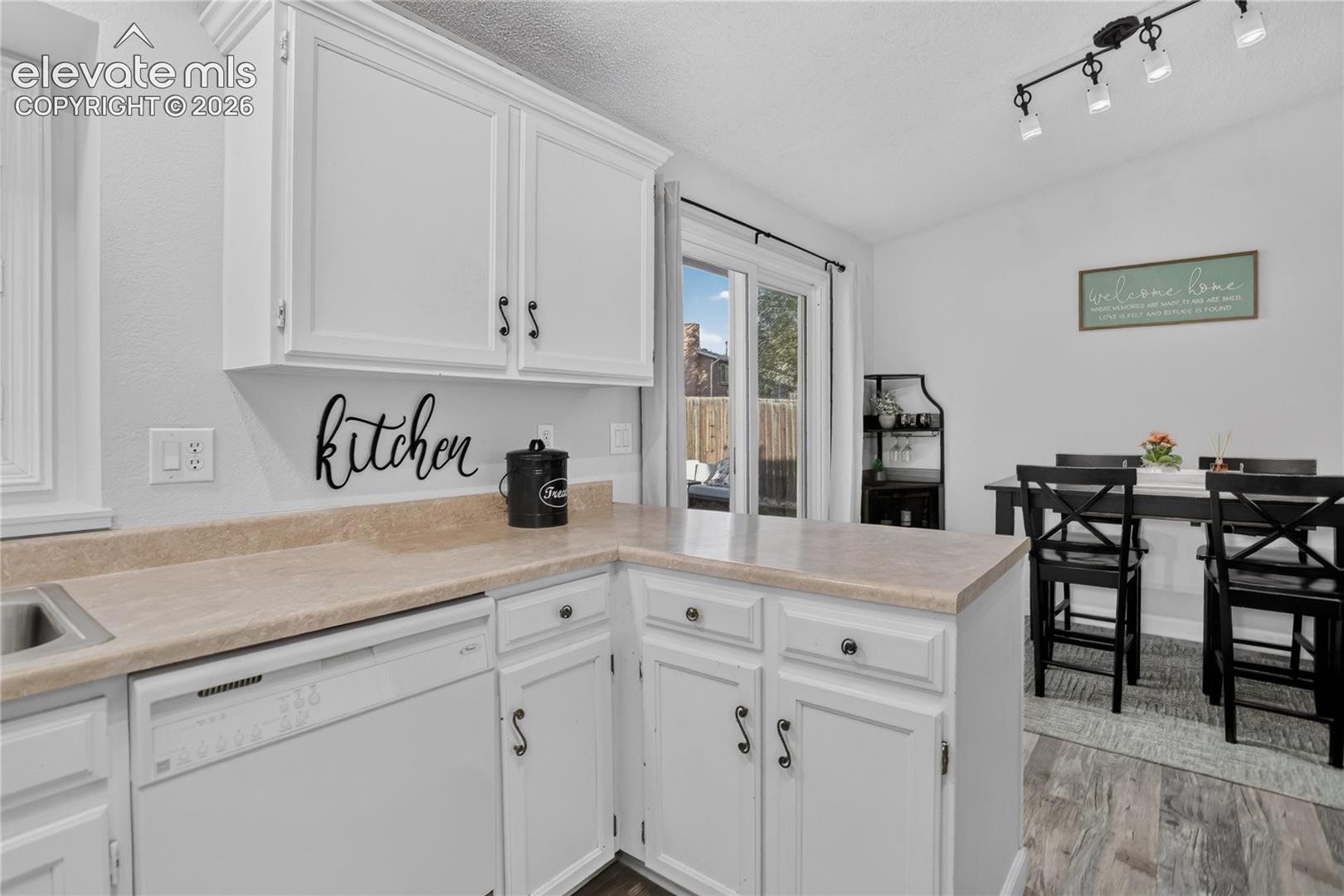 Easy connection between dining area and kitchen