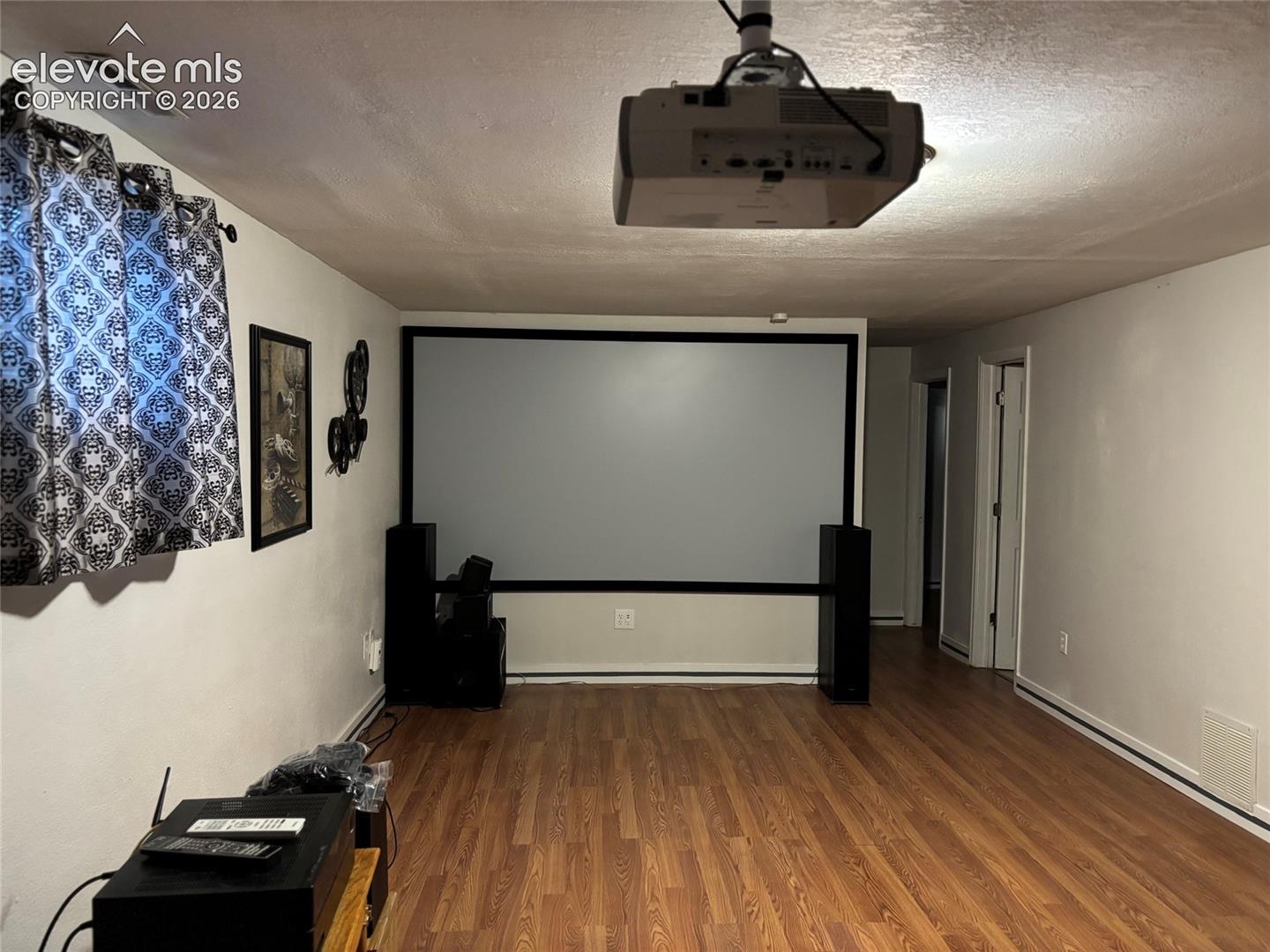 Projection tv with screen and speakers included