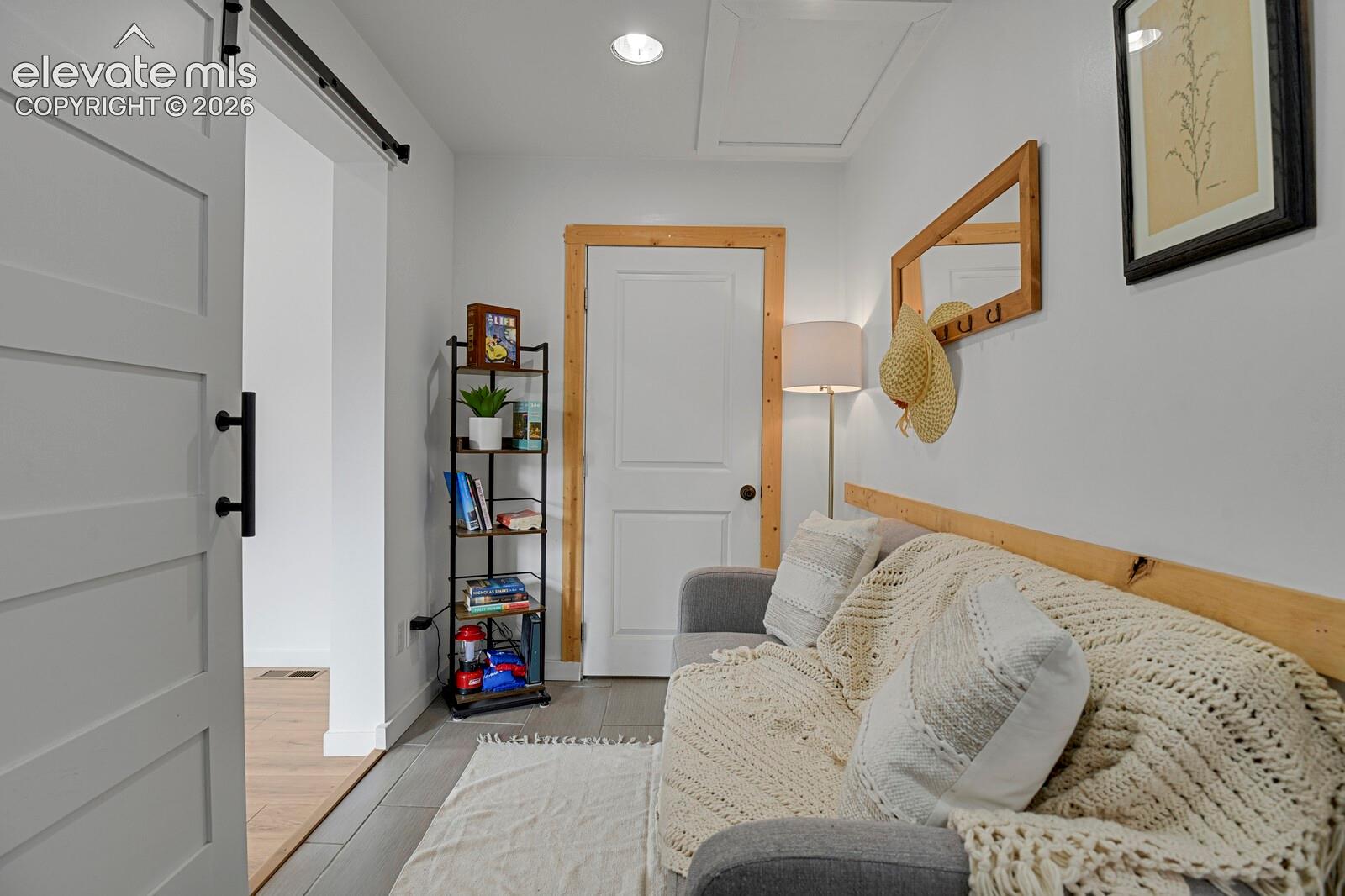 Flex space/sitting room