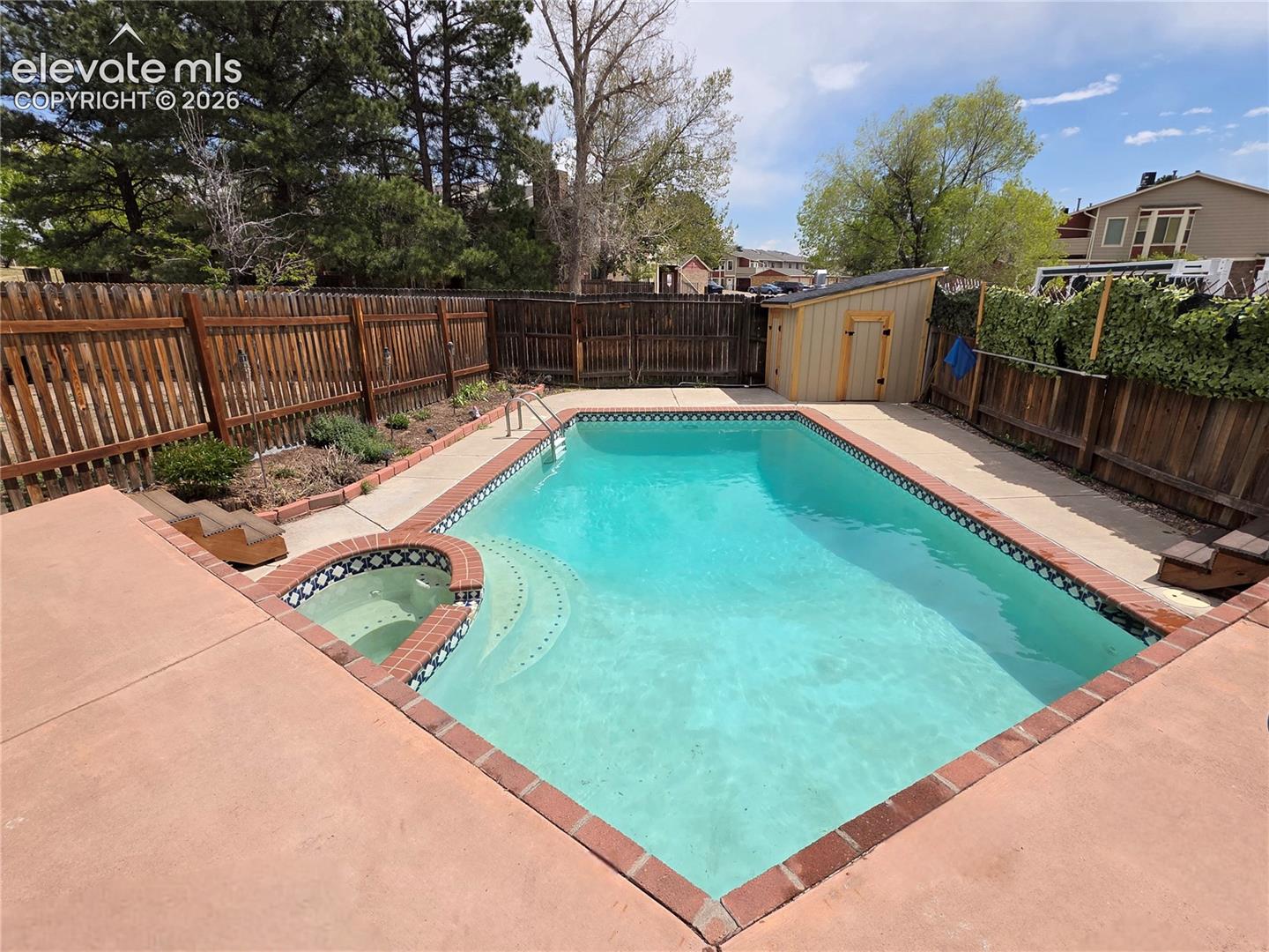 Heated in ground pool and hottub!!