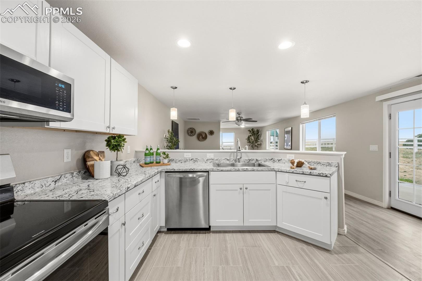 Full kitchen 