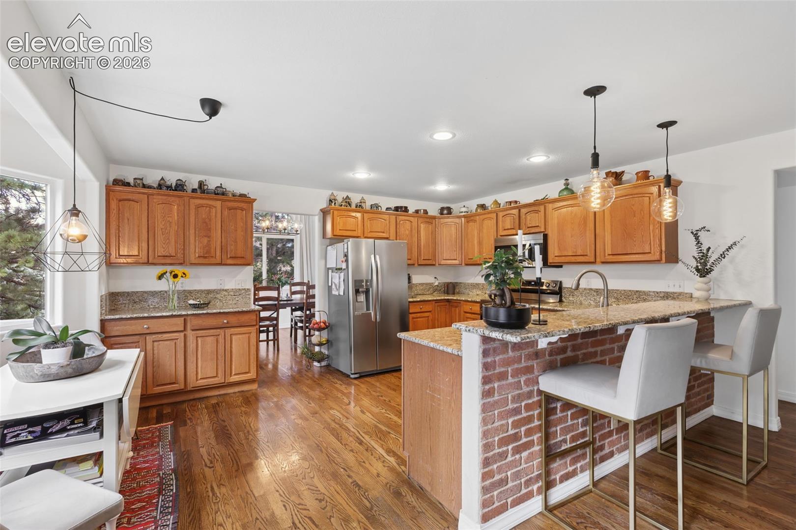 Eat in kitchen with counter-bar top