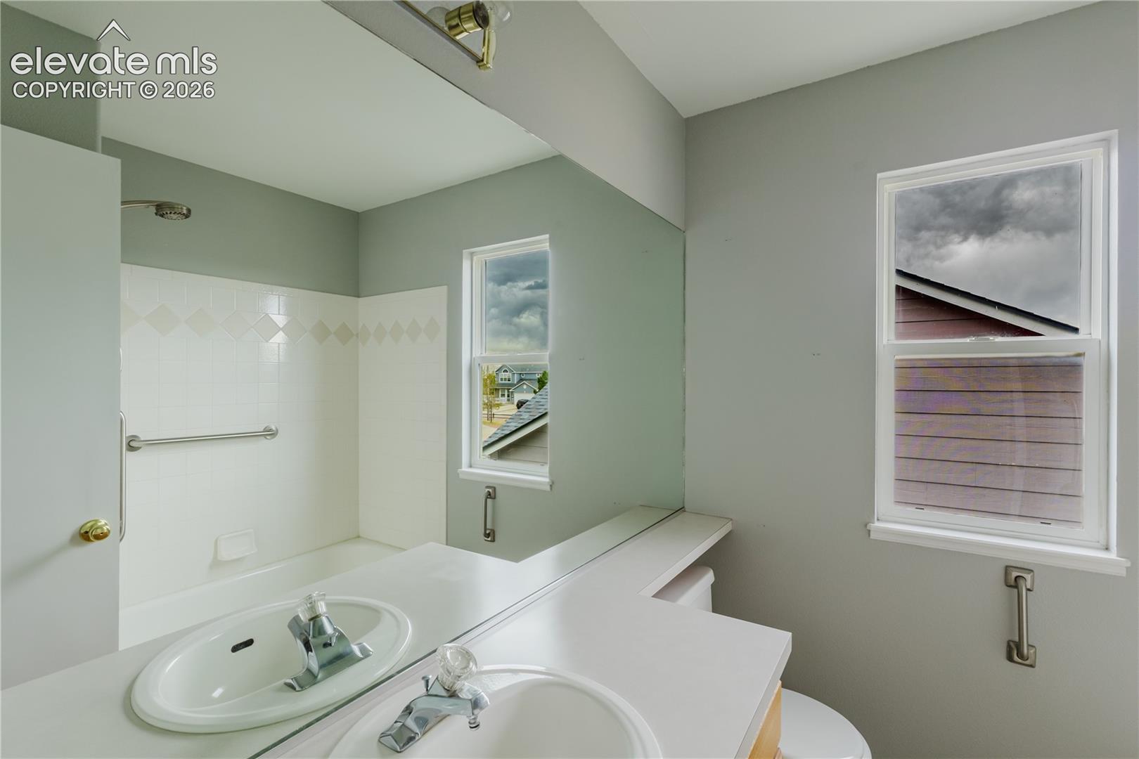 Upstairs Full Bathroom