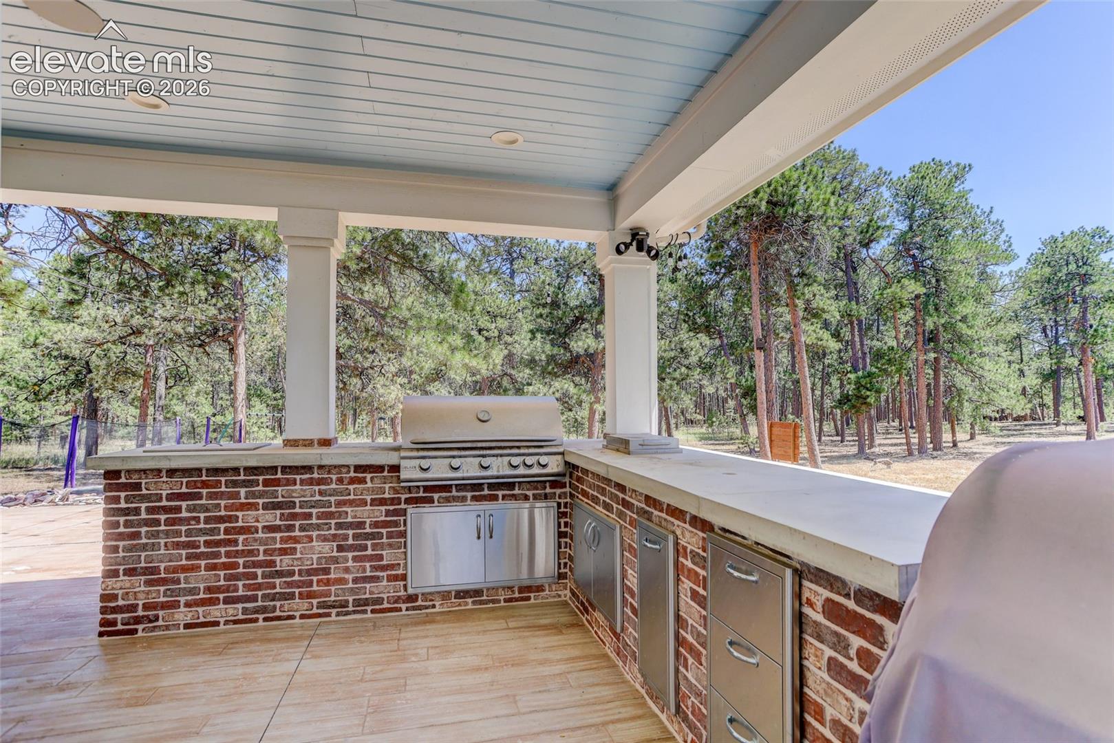 Built-in grilling station