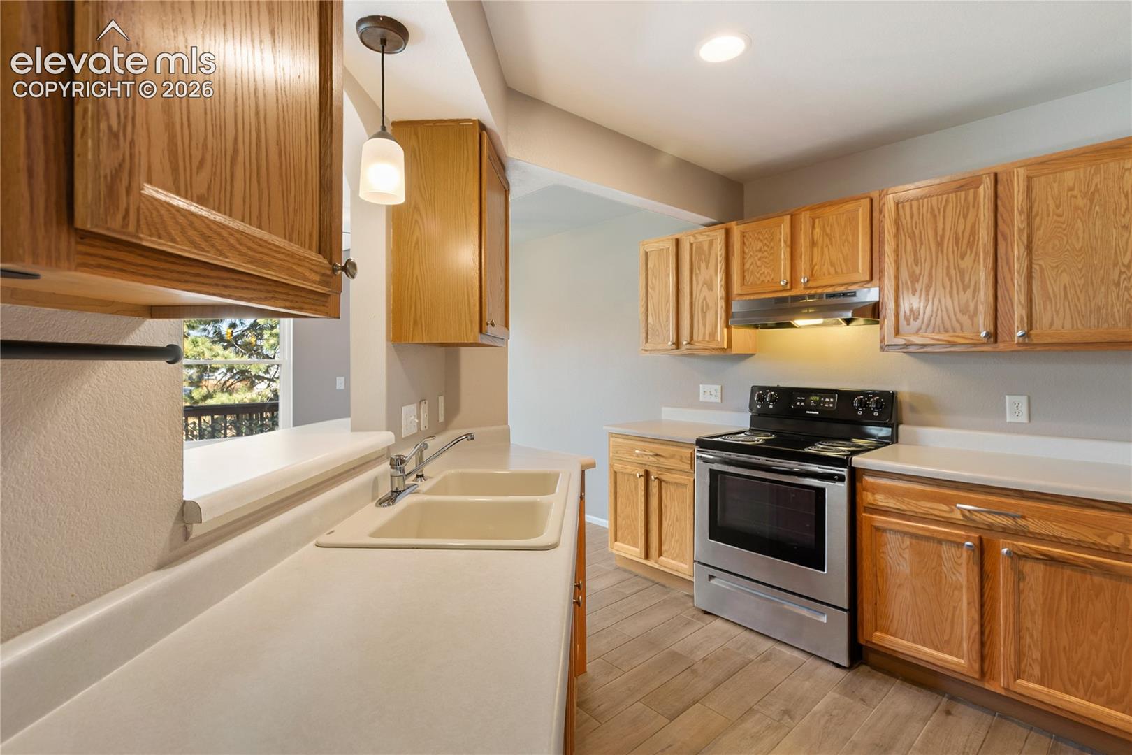 Open kitchen floor plan. Recessed lighting. 