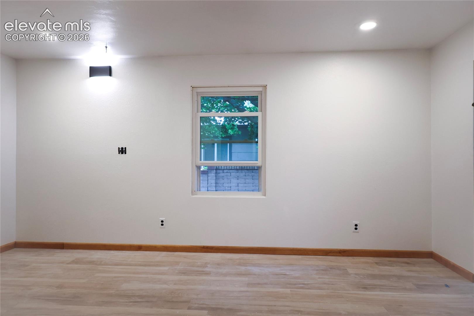 Main bedroom w full bath 