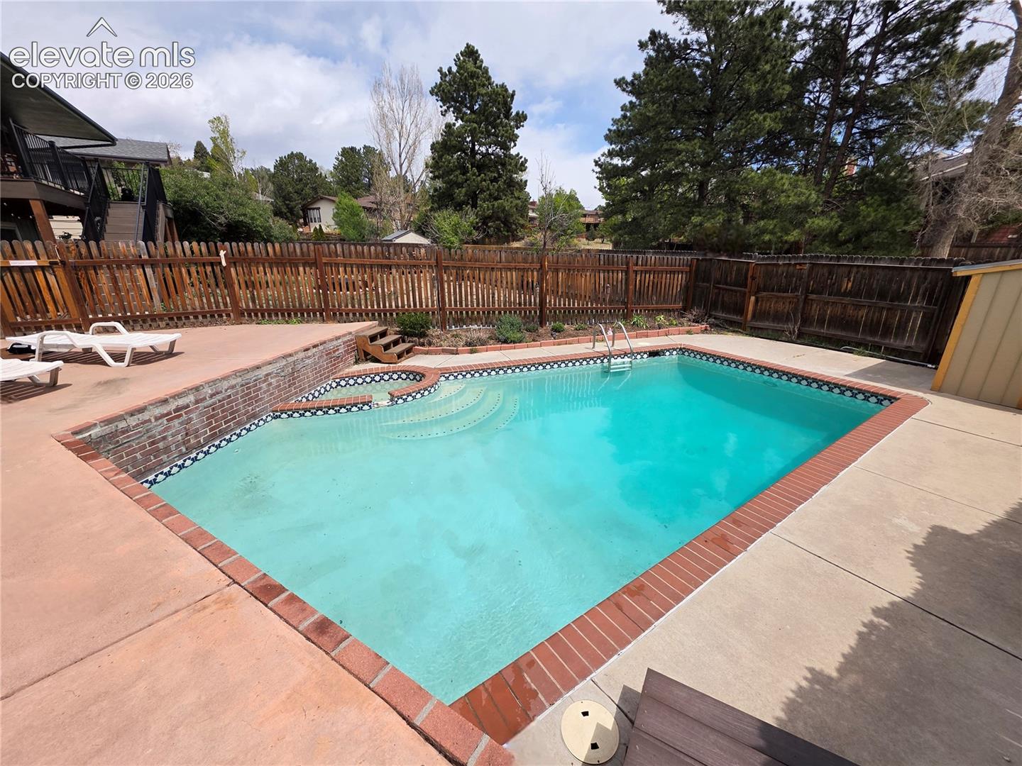 Heated in ground pool and hottub!!