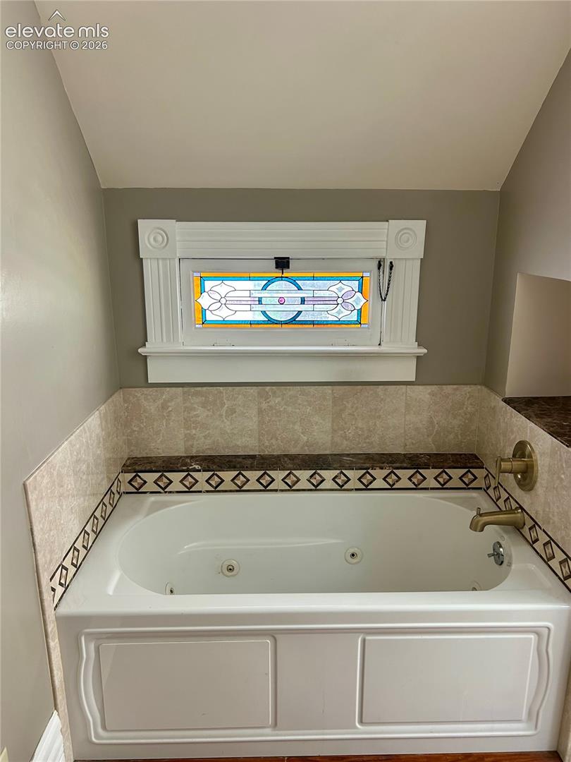Main House/602: Upstairs 4 piece bathroom with jetted tub