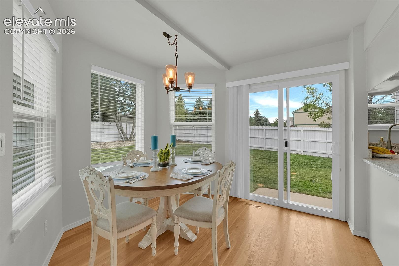 Bay window eat-in space