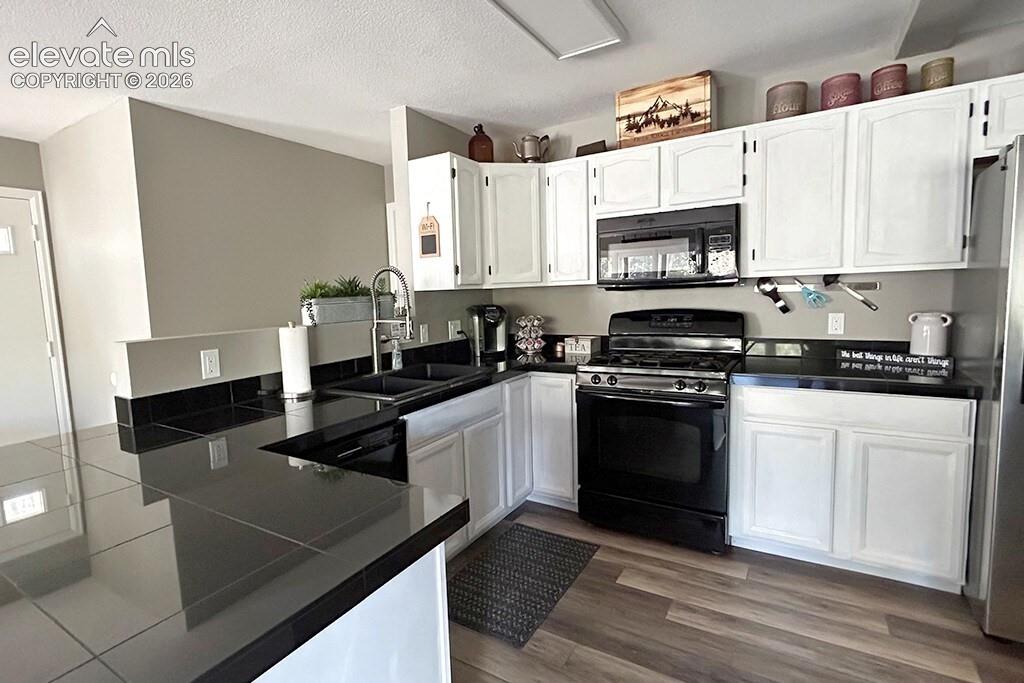 Kitchen with breakfast bar