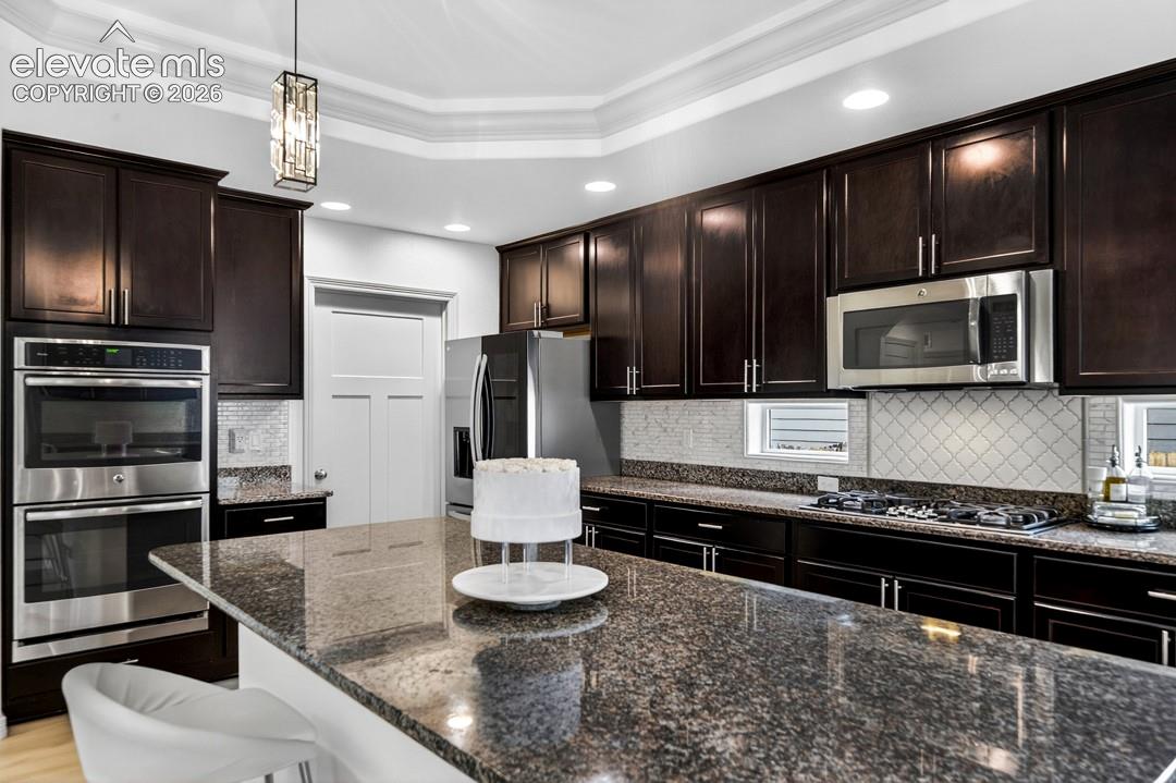 Gourmet, island, granite, walk in pantry, coffered ceiling, double oven, stainless steel appliances, gas range