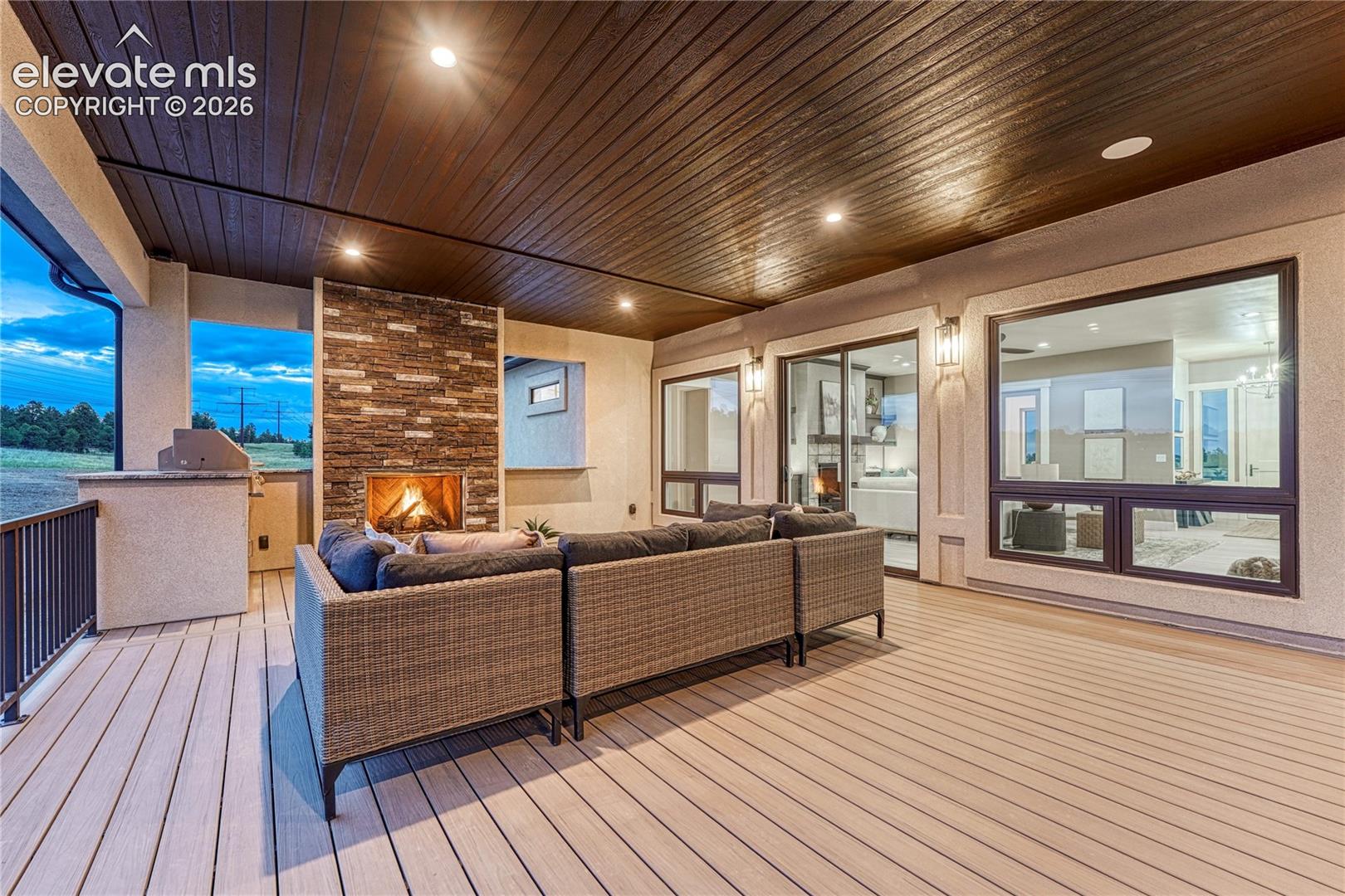 Built-in gas grill, granite countertops...