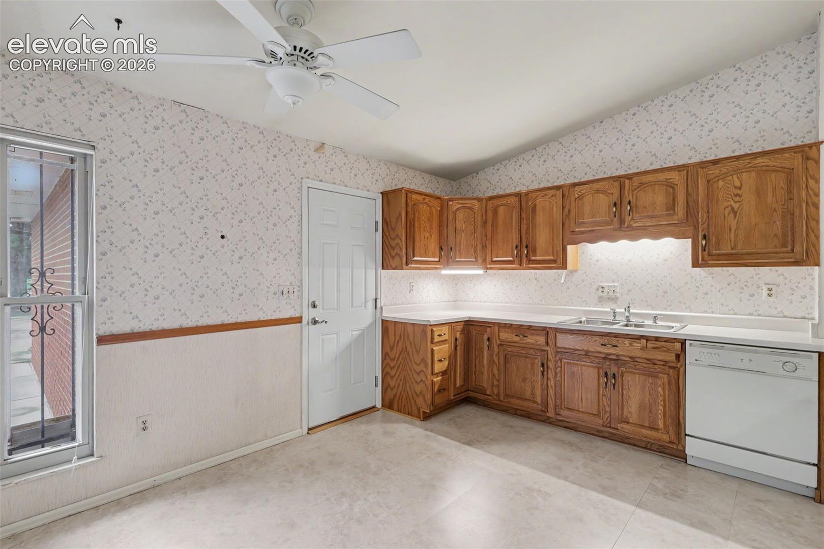 Photo 8 of 538 Lakewood Circle, Colorado Springs