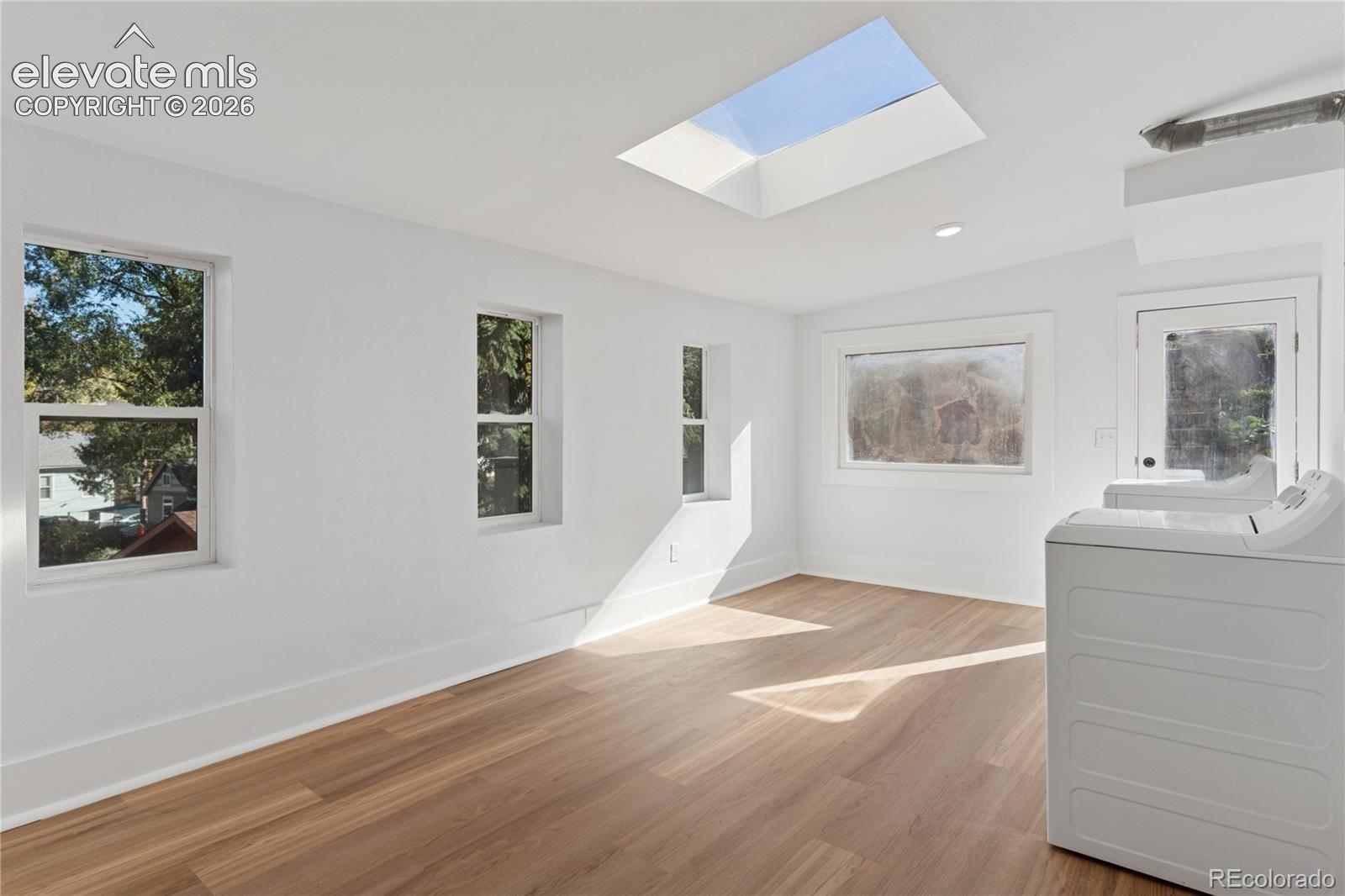 2nd-floor flat sunroom,
laundry, door to
backyard
