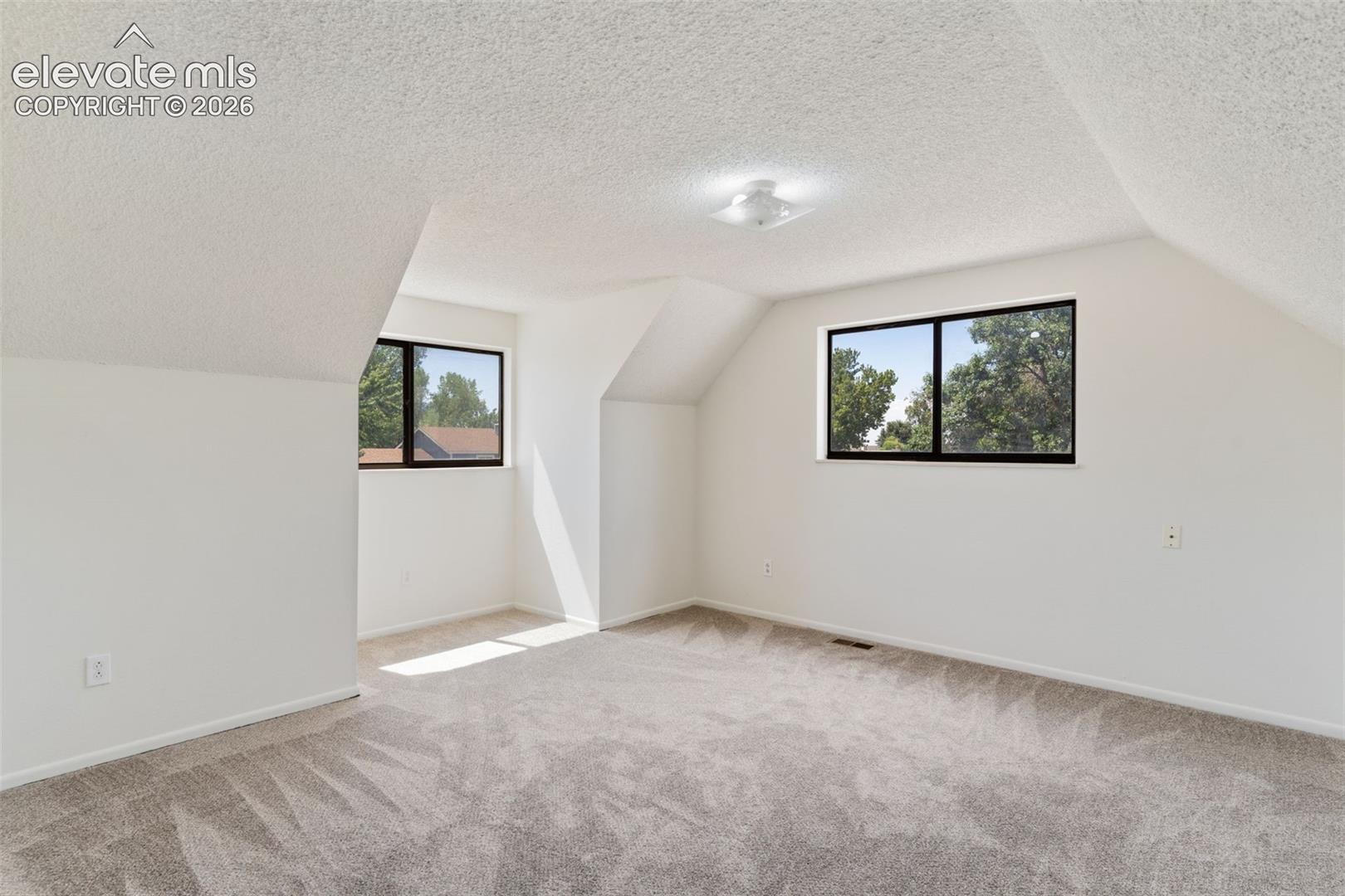 Spacious 15'x15' upstairs bedroom w/ nook area