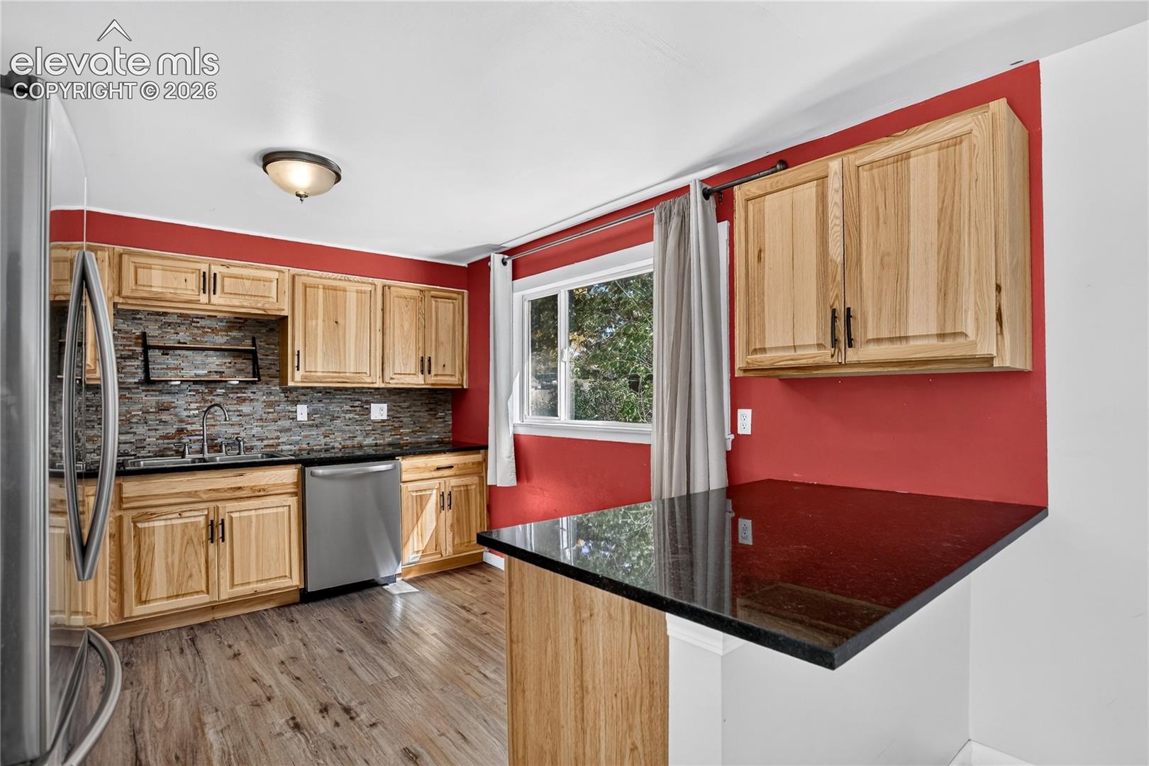 Tile backsplash & breakfast bar