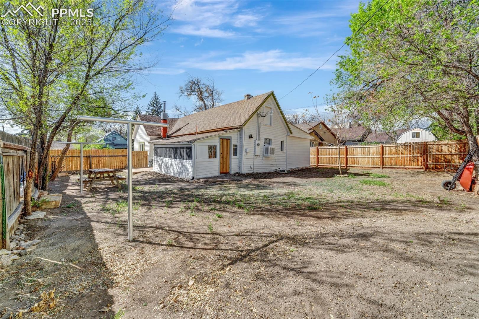 Great yard space with clothesline for laundry 