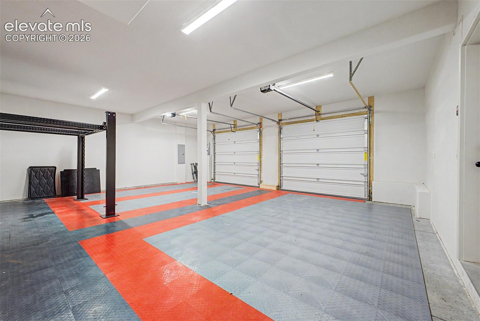 3 car tandem garage with car lift