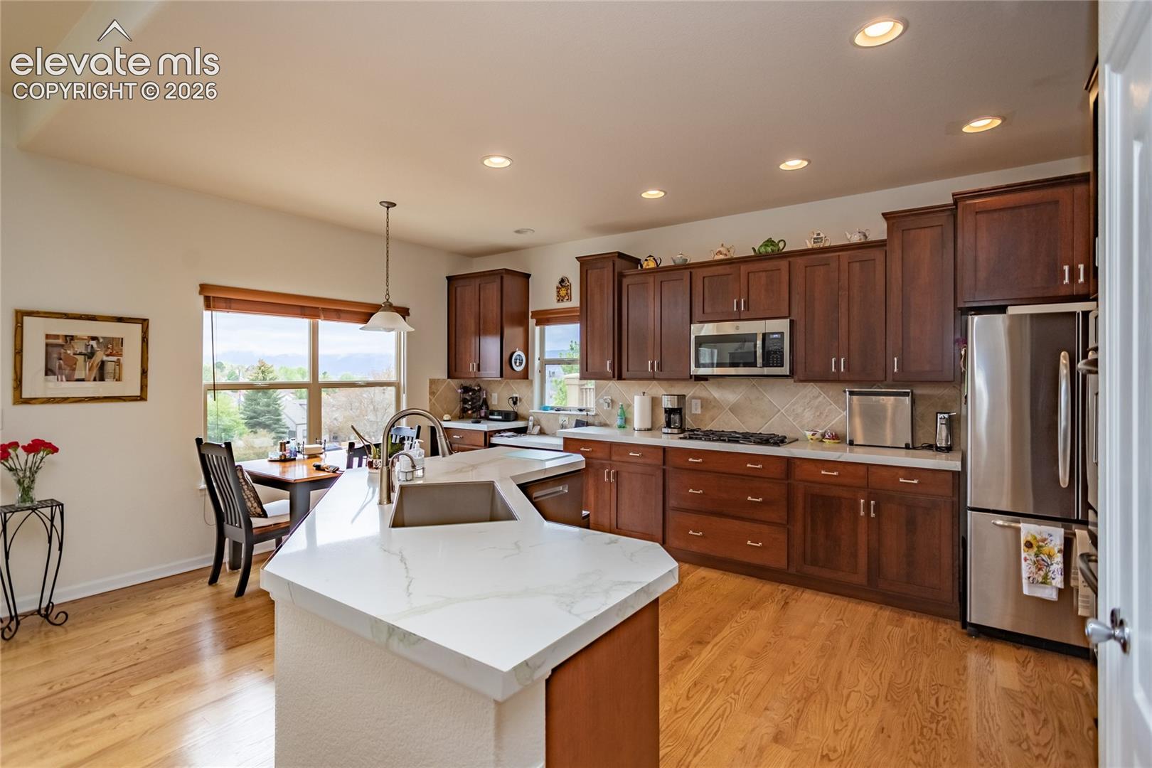 A cook's delight!  Everything within reach.