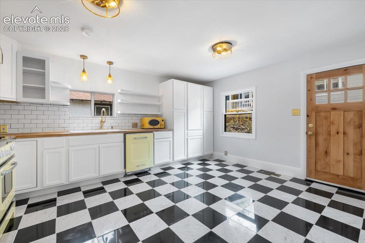 Eat-in kitchen 