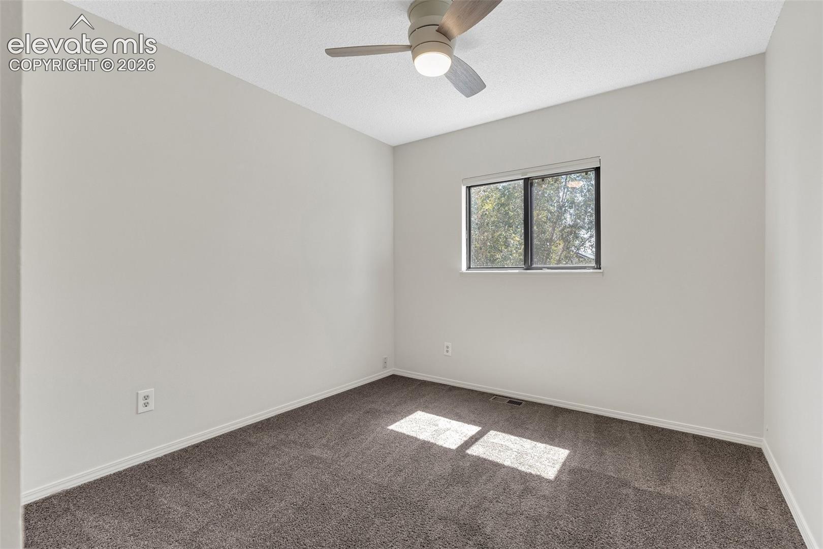 2nd bedroom with ceiling fan