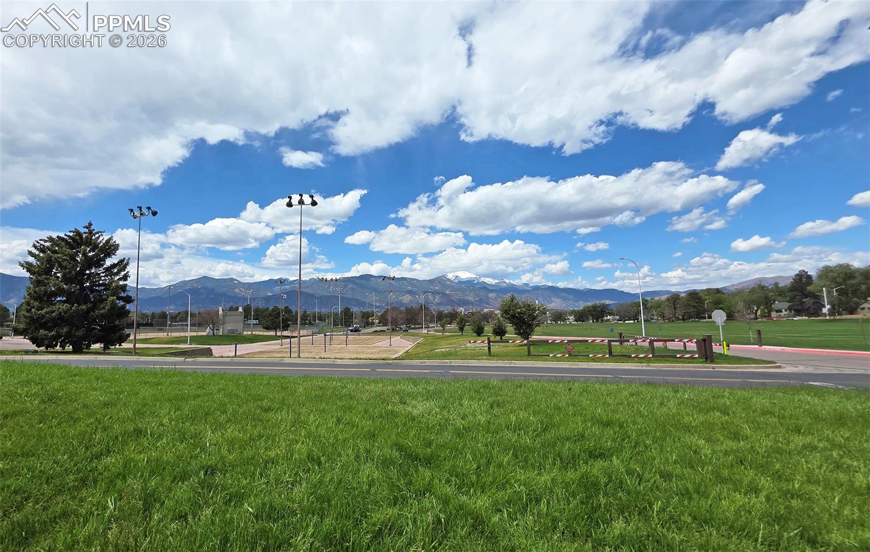 Less than a 1/4 mile walk to Prospect Lake and Memorial Park. 