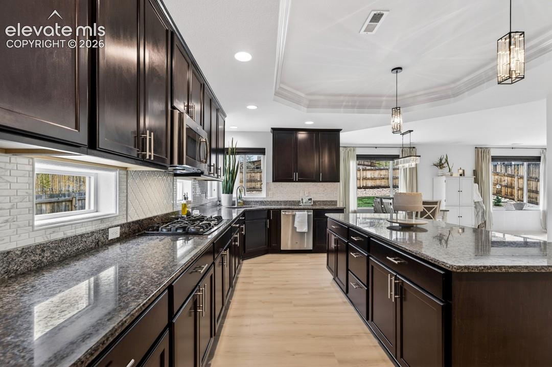Gourmet, island, granite, walk in pantry, coffered ceiling, double oven, stainless steel appliances, gas range