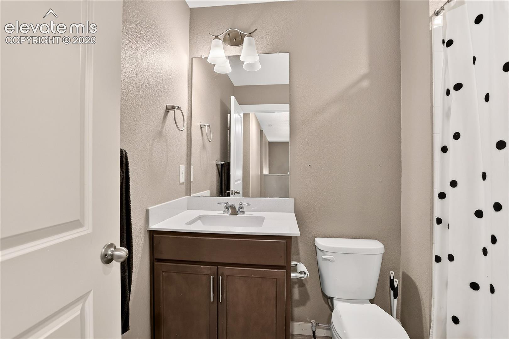 Full guest bath - upper level