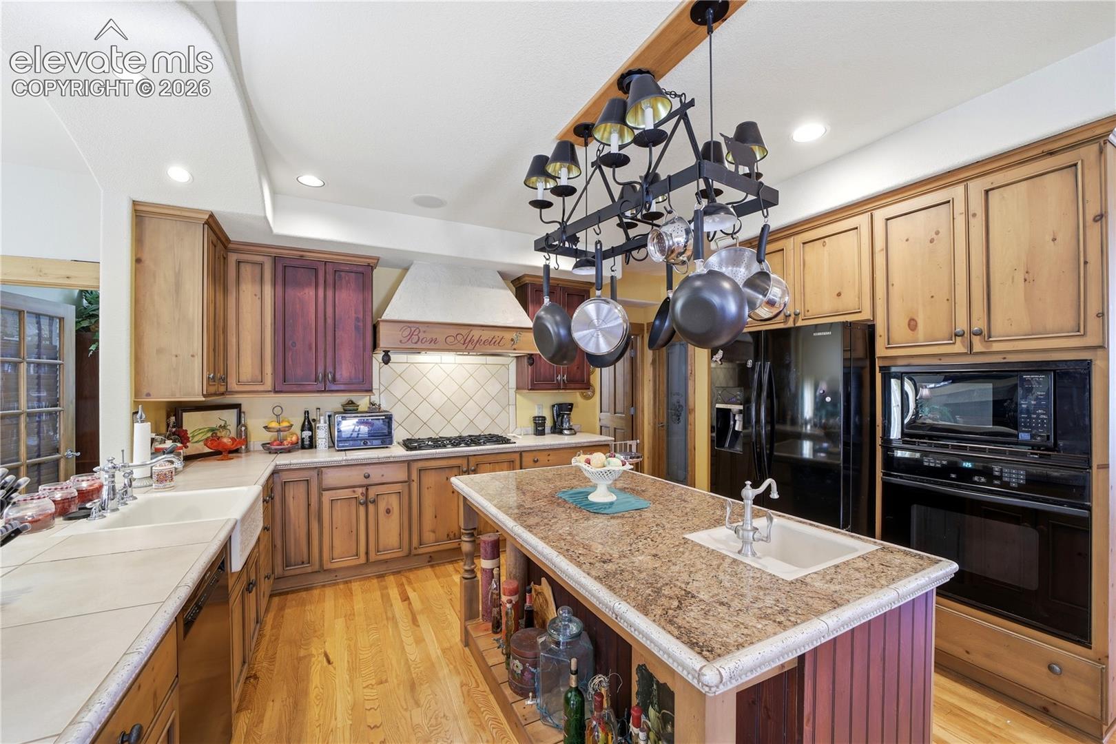 Stone counter tops, decorative nooks, lots of cabinets